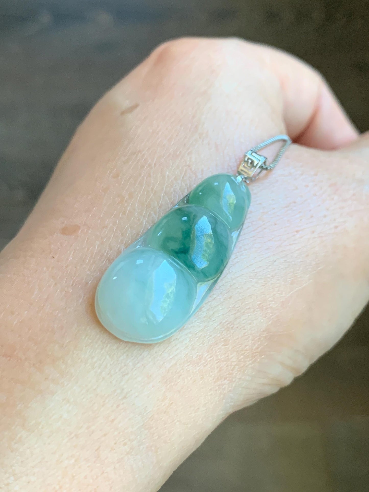 Natural Grade A Icy Translucent Light Green Marbled Jade Jadeite Carved Lucky Peapod Pendant 18K White Gold 5g 天然冰飘花翡翠福豆镶嵌吊坠 MDD230A