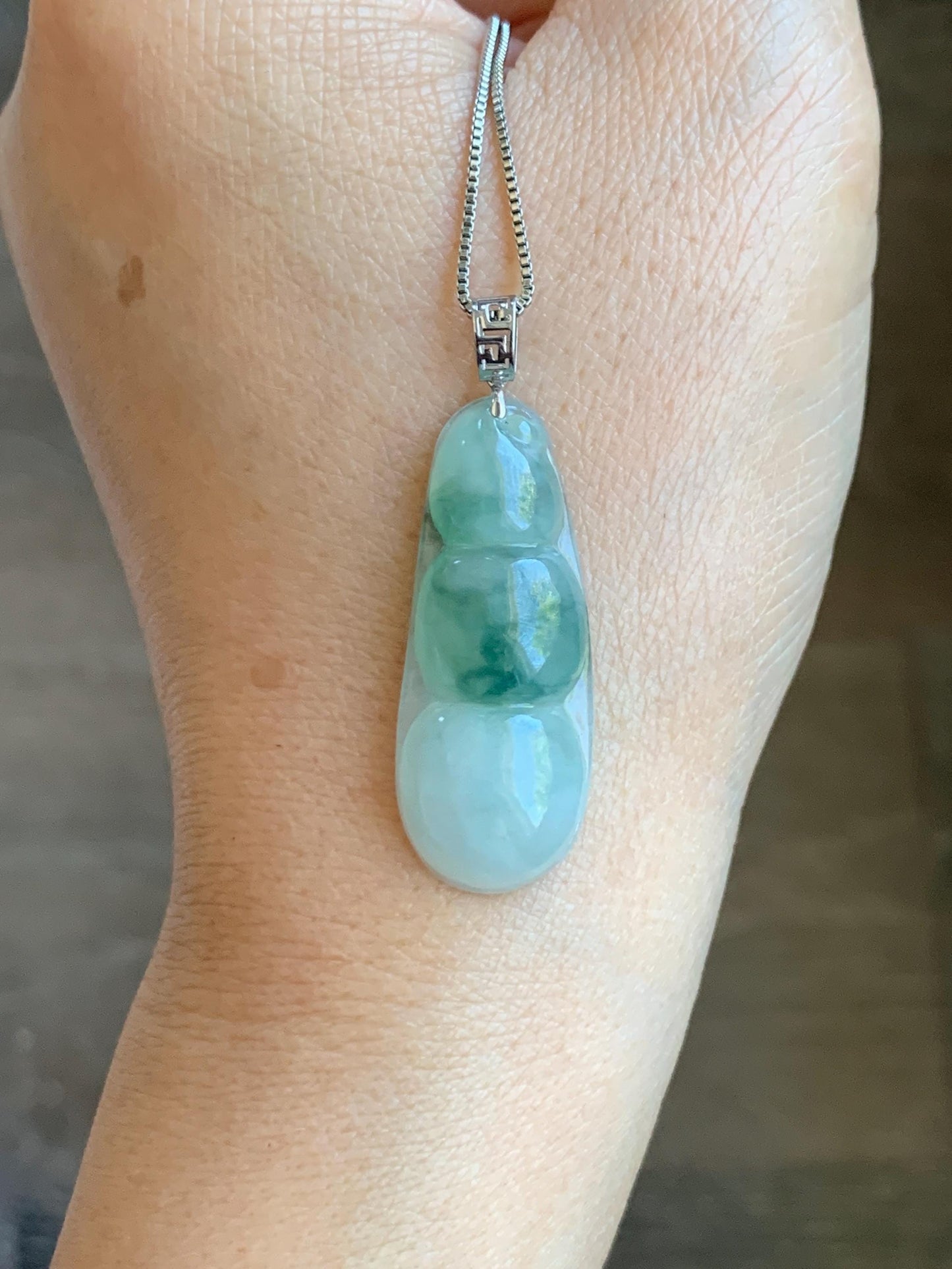 Natural Grade A Icy Translucent Light Green Marbled Jade Jadeite Carved Lucky Peapod Pendant 18K White Gold 5g 天然冰飘花翡翠福豆镶嵌吊坠 MDD230A