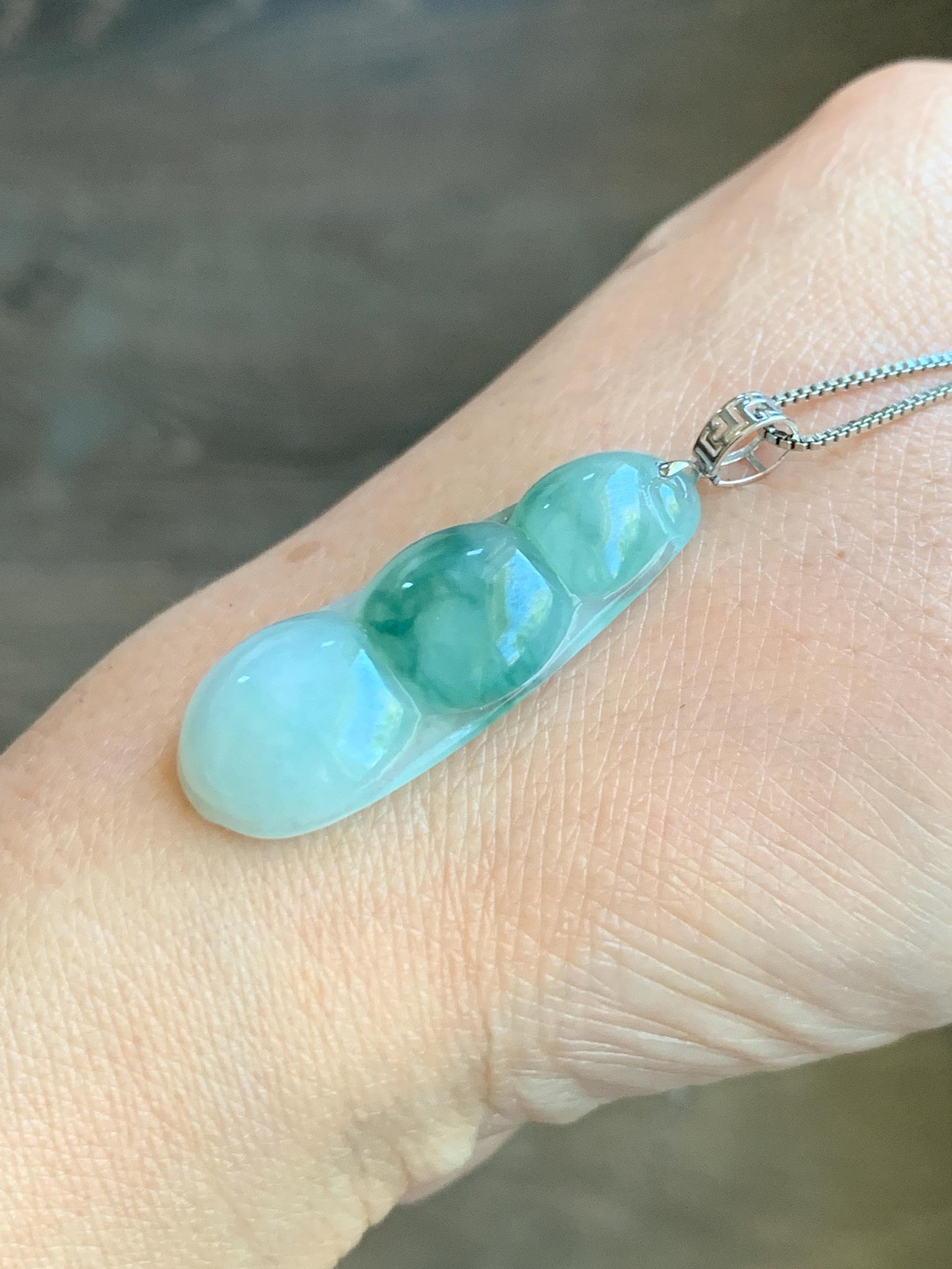 Natural Grade A Icy Translucent Light Green Marbled Jade Jadeite Carved Lucky Peapod Pendant 18K White Gold 5g 天然冰飘花翡翠福豆镶嵌吊坠 MDD230A