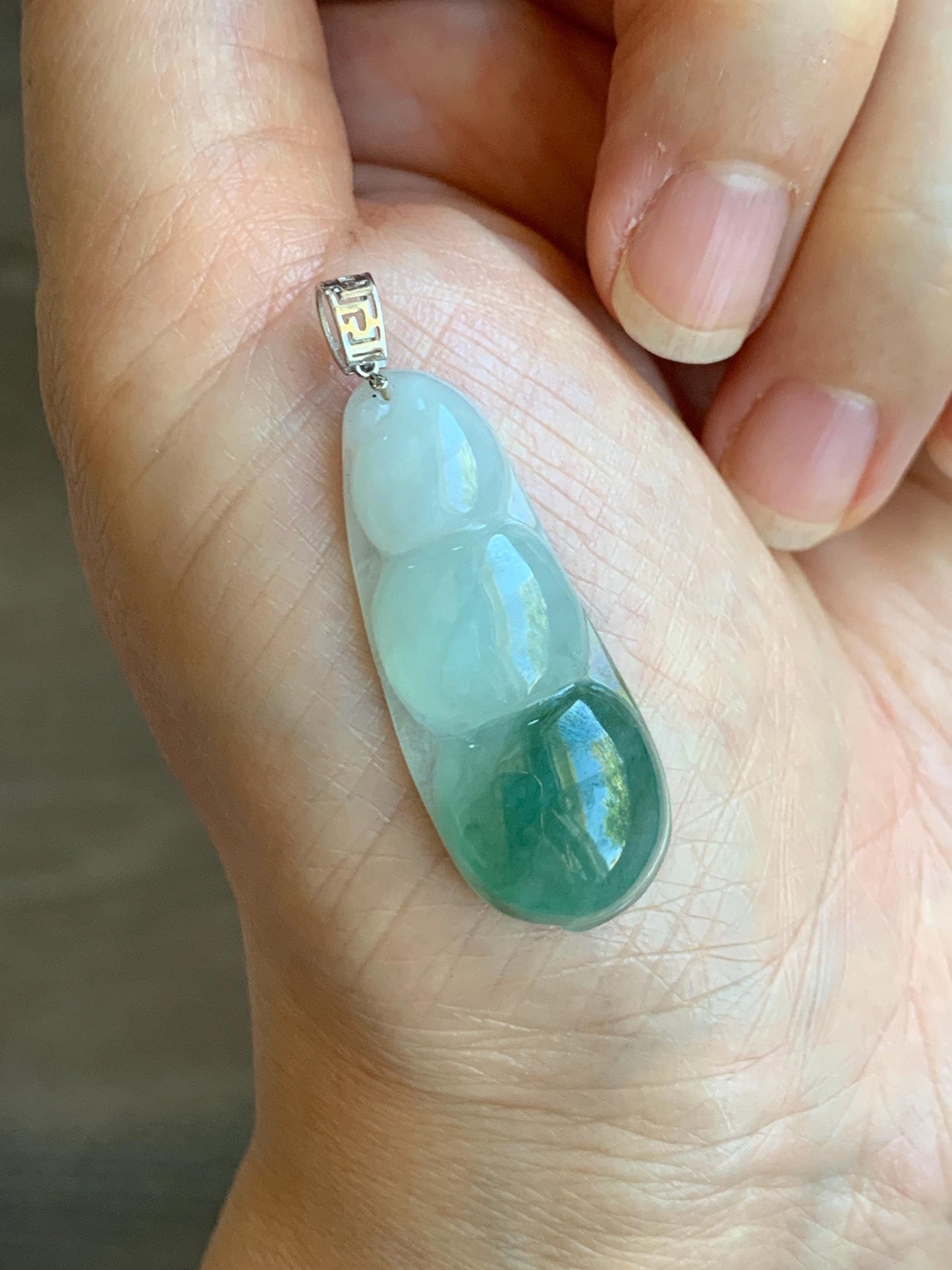 Natural Grade A Icy Translucent Light Green Marbled Jade Jadeite Carved Lucky Peapod Pendant 18K White Gold 5g 天然冰飘花翡翠福豆镶嵌吊坠 MDD230B