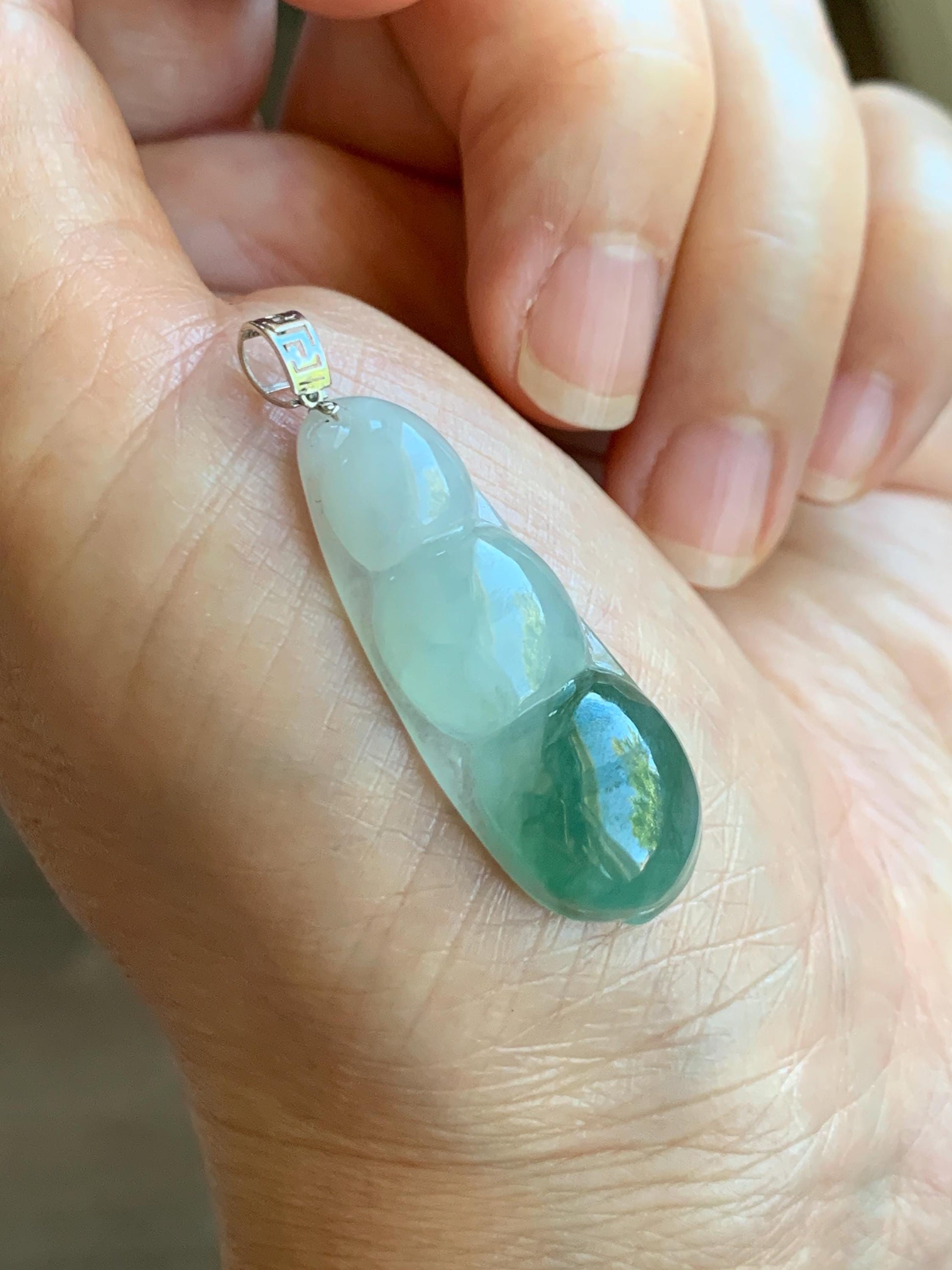 Natural Grade A Icy Translucent Light Green Marbled Jade Jadeite Carved Lucky Peapod Pendant 18K White Gold 5g 天然冰飘花翡翠福豆镶嵌吊坠 MDD230B