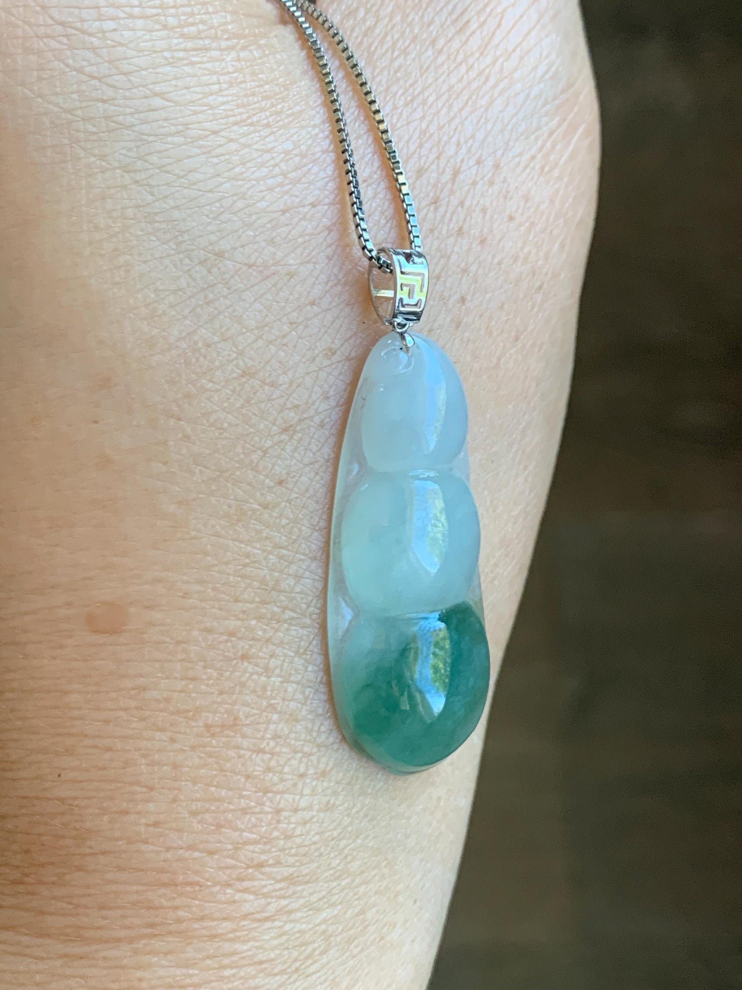 Natural Grade A Icy Translucent Light Green Marbled Jade Jadeite Carved Lucky Peapod Pendant 18K White Gold 5g 天然冰飘花翡翠福豆镶嵌吊坠 MDD230B