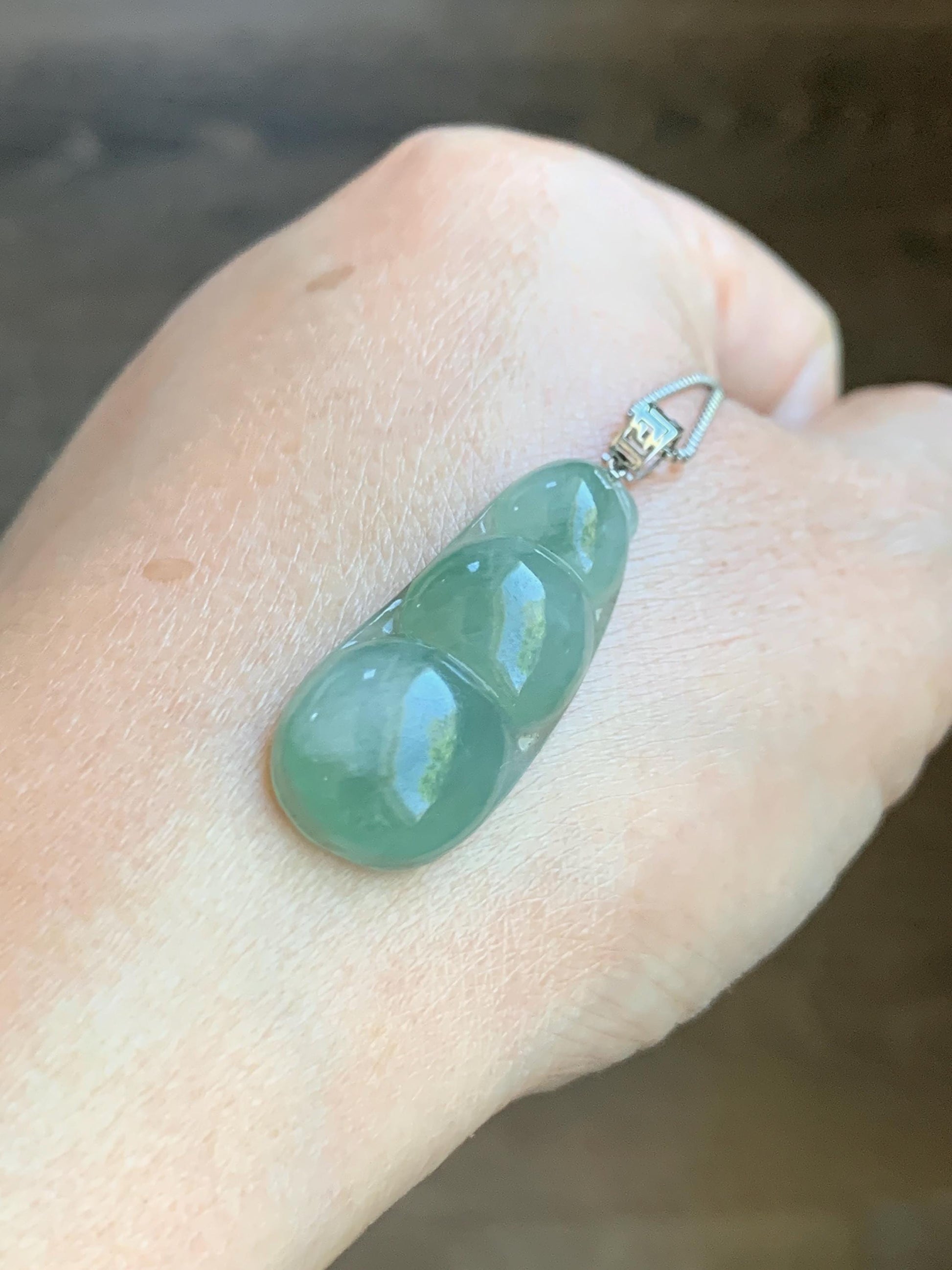 Natural Grade A Icy Translucent Light Green Marbled Jade Jadeite Carved Lucky Peapod Pendant 18K White Gold 5g 天然冰飘花翡翠福豆镶嵌吊坠 MDD230C