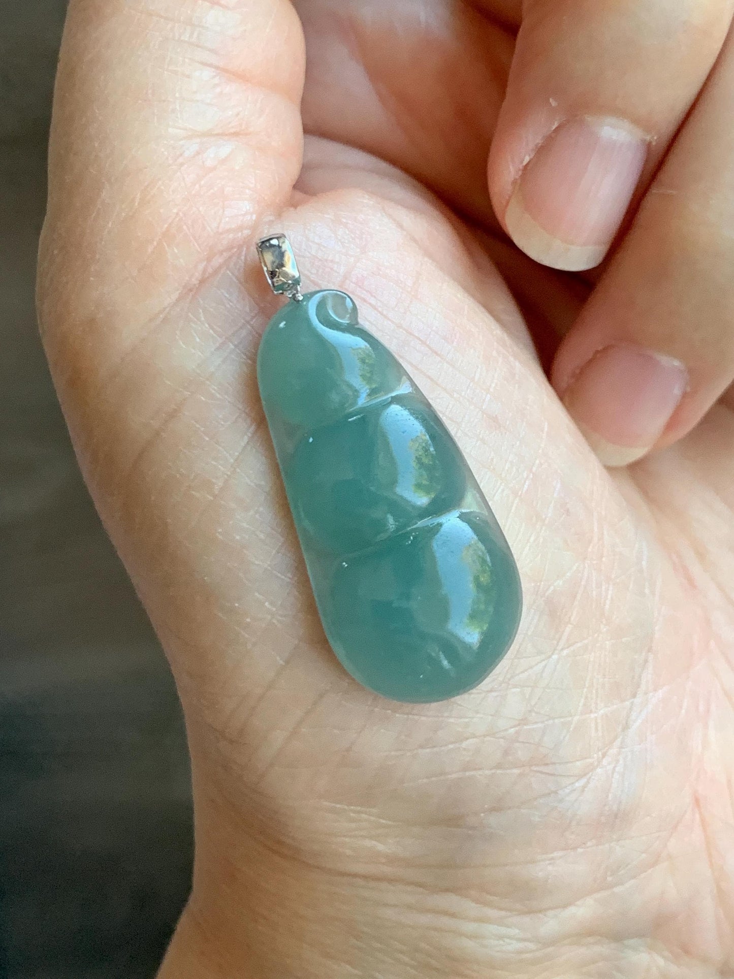 Natural Grade A Guatemalan Icy Translucent Dark Teal Blue Jade Jadeite Carved Peapod Pendant 18K White Gold 5g 天然冰危深蓝翡翠福豆镶嵌吊坠 WDD110B