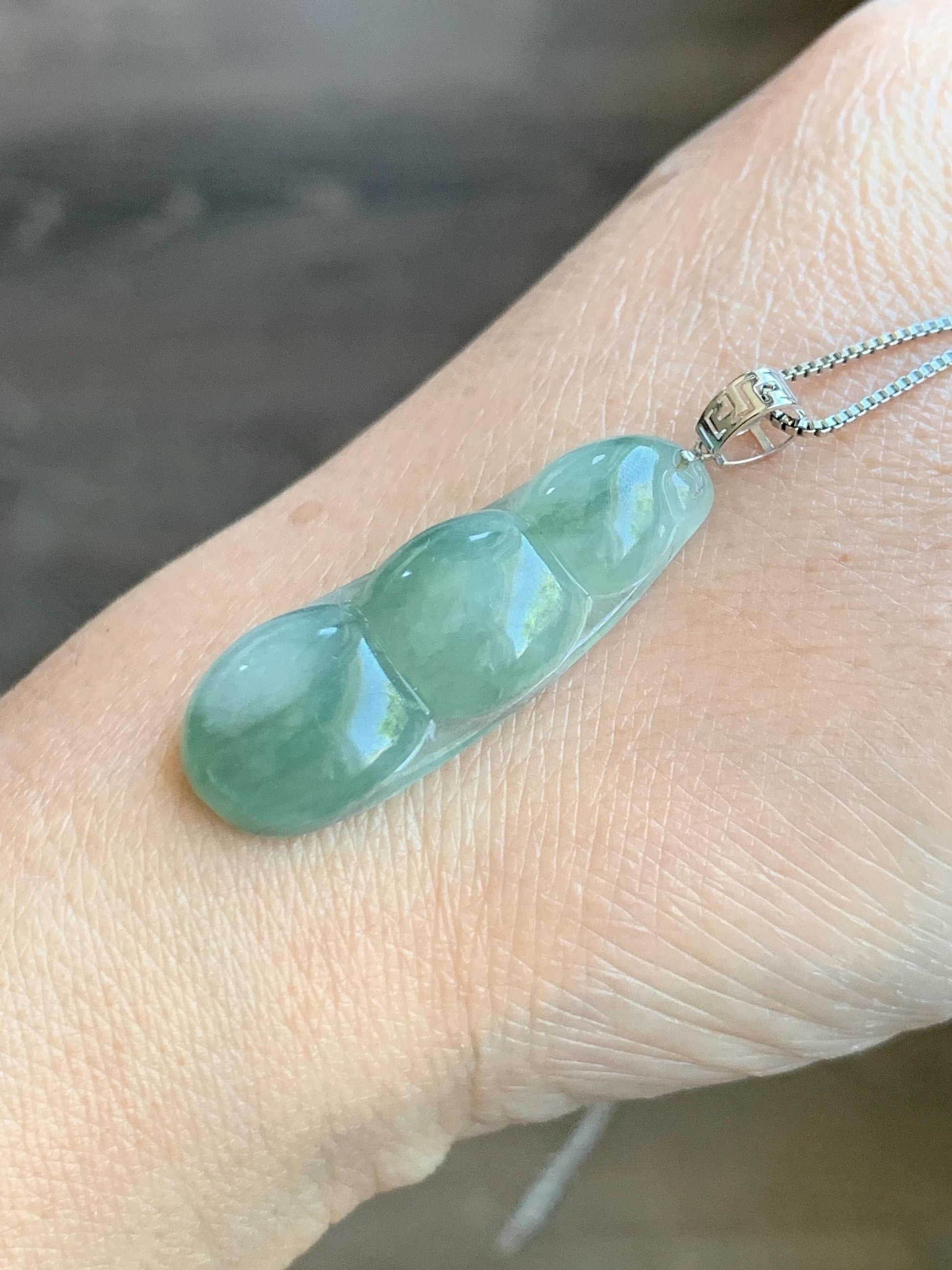 Natural Grade A Icy Translucent Light Green Marbled Jade Jadeite Carved Lucky Peapod Pendant 18K White Gold 5g 天然冰飘花翡翠福豆镶嵌吊坠 MDD230C