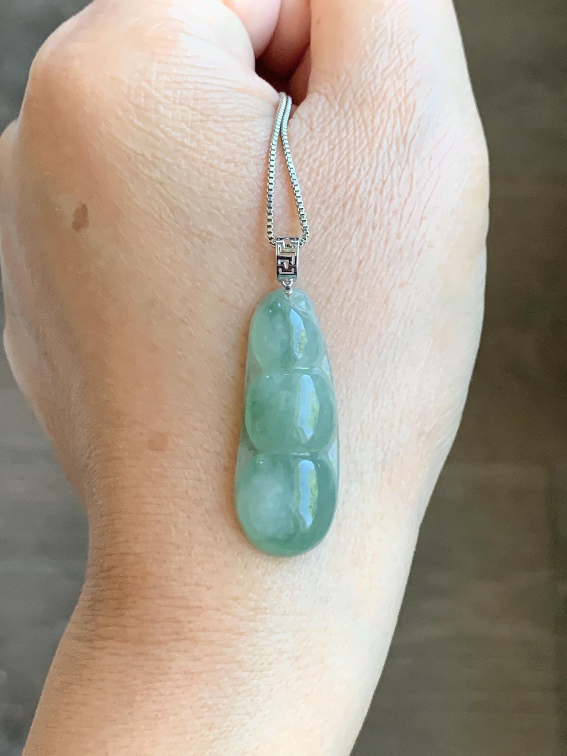 Natural Grade A Icy Translucent Light Green Marbled Jade Jadeite Carved Lucky Peapod Pendant 18K White Gold 5g 天然冰飘花翡翠福豆镶嵌吊坠 MDD230C
