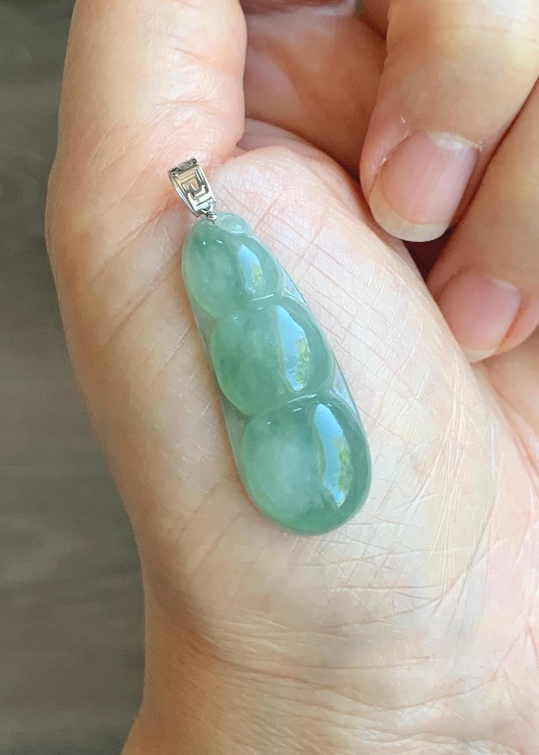 Natural Grade A Icy Translucent Light Green Marbled Jade Jadeite Carved Lucky Peapod Pendant 18K White Gold 5g 天然冰飘花翡翠福豆镶嵌吊坠 MDD230C