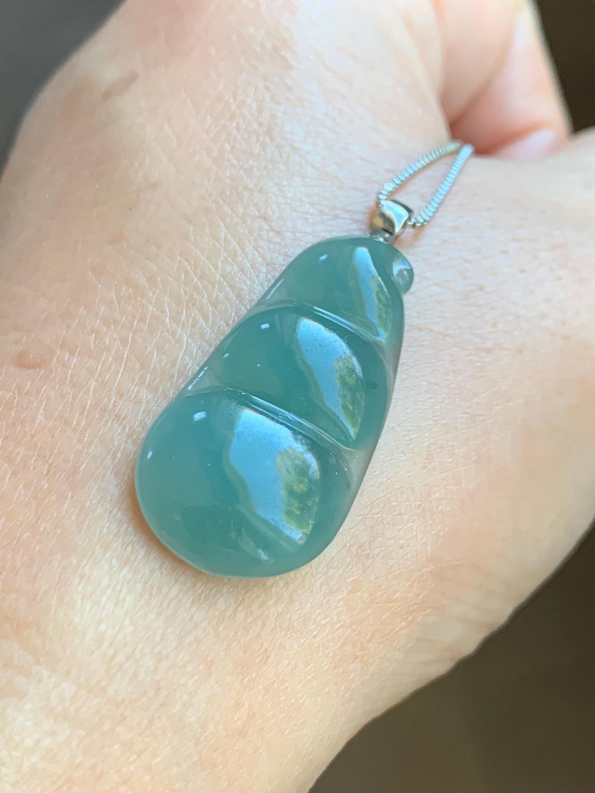 Natural Grade A Guatemalan Icy Translucent Dark Teal Blue Jade Jadeite Carved Peapod Pendant 18K White Gold 5g 天然冰危深蓝翡翠福豆镶嵌吊坠 WDD110B