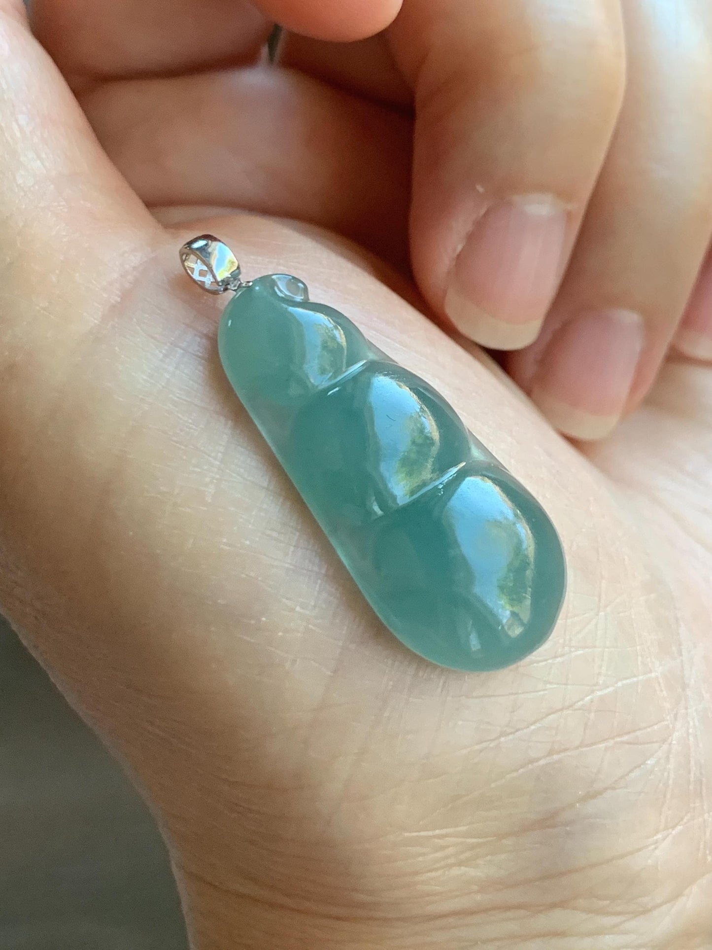 Natural Grade A Guatemalan Icy Translucent Dark Teal Blue Jade Jadeite Carved Peapod Pendant 18K White Gold 5g 天然冰危深蓝翡翠福豆镶嵌吊坠 WDD110B