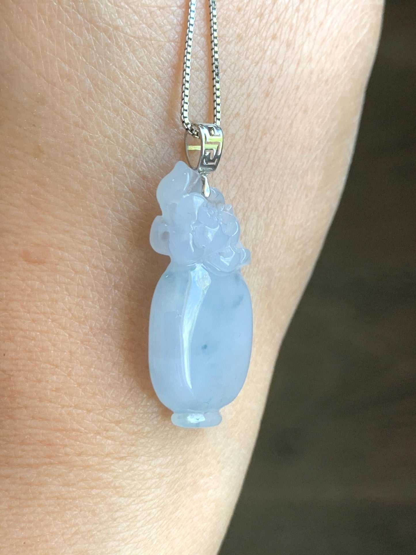 Natural Grade A Icy Translucent Gelatinous Pastel Purple Jade Jadeite Lotus Flower Vase Pendant 18K White Gold 5g 天然冰胶淡蓝紫飘花翡翠莲花宝瓶吊坠 MHP376A