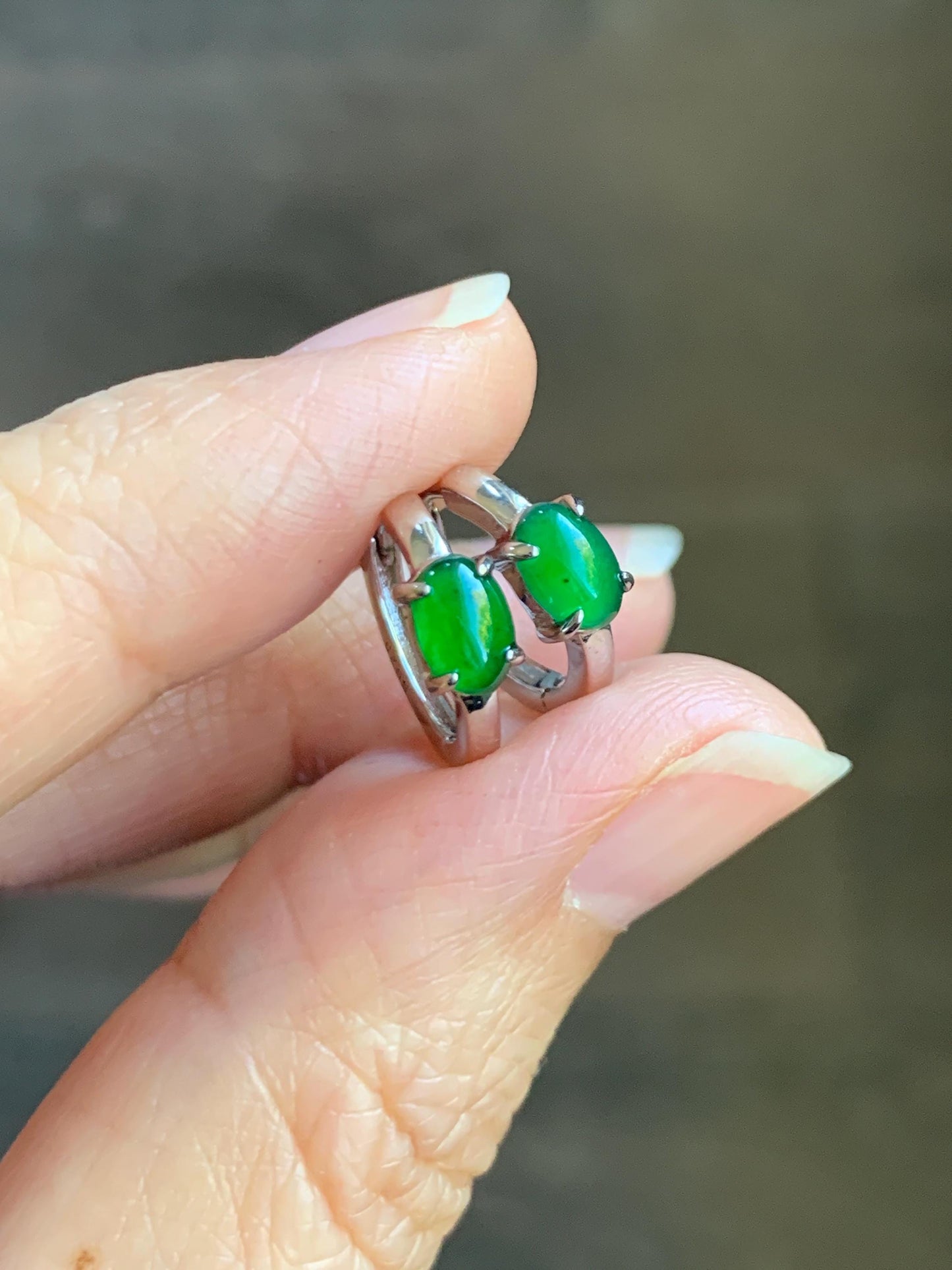 Natural Grade A Guatemalan Icy Translucent Vibrant Green Jade Jadeite Hoop Huggie Earrings Sterling Silver 天然冰危绿翡翠椭圆银镶耳包 TYBB66