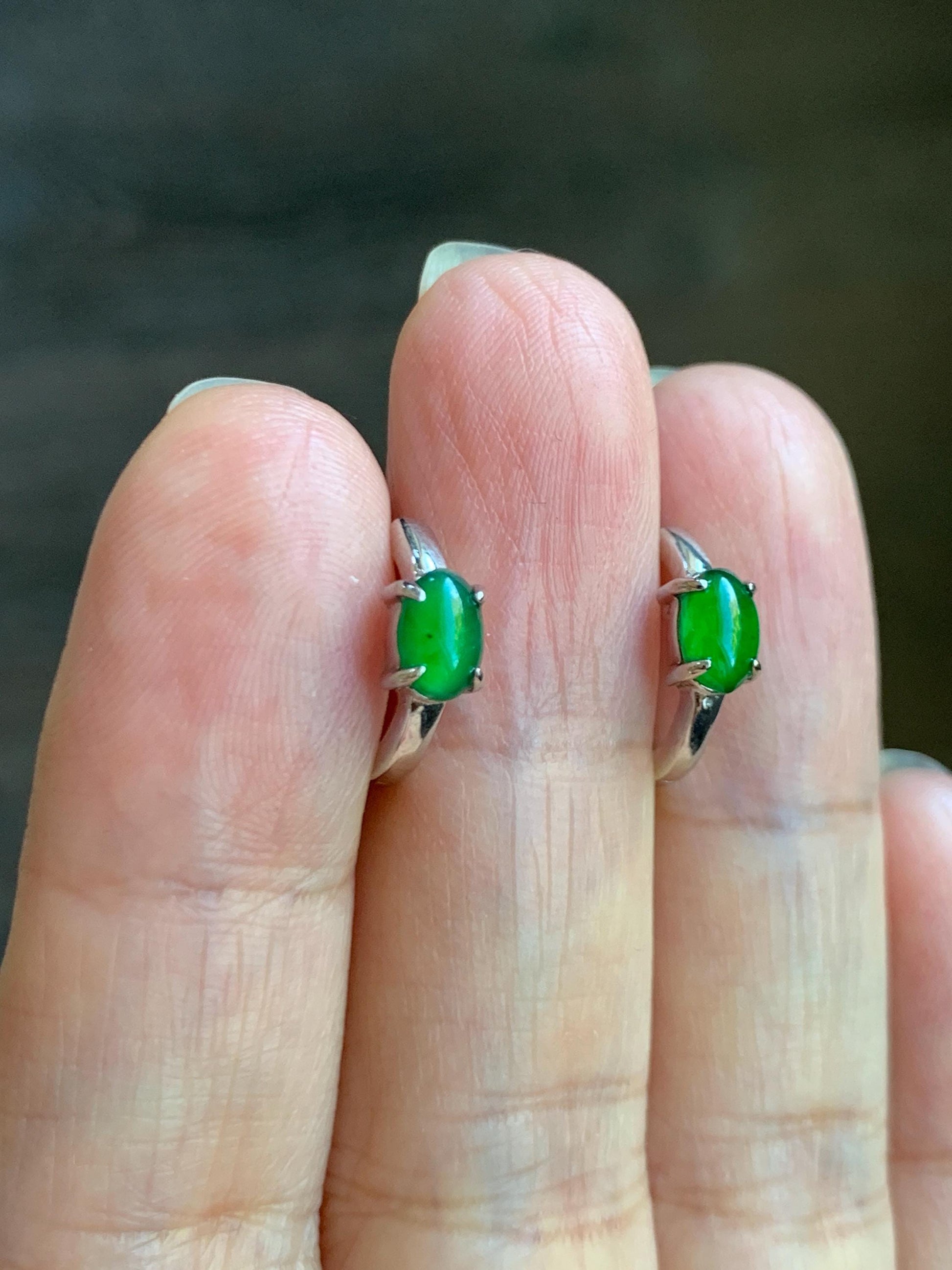 Natural Grade A Guatemalan Icy Translucent Vibrant Green Jade Jadeite Hoop Huggie Earrings Sterling Silver 天然冰危绿翡翠椭圆银镶耳包 TYBB66