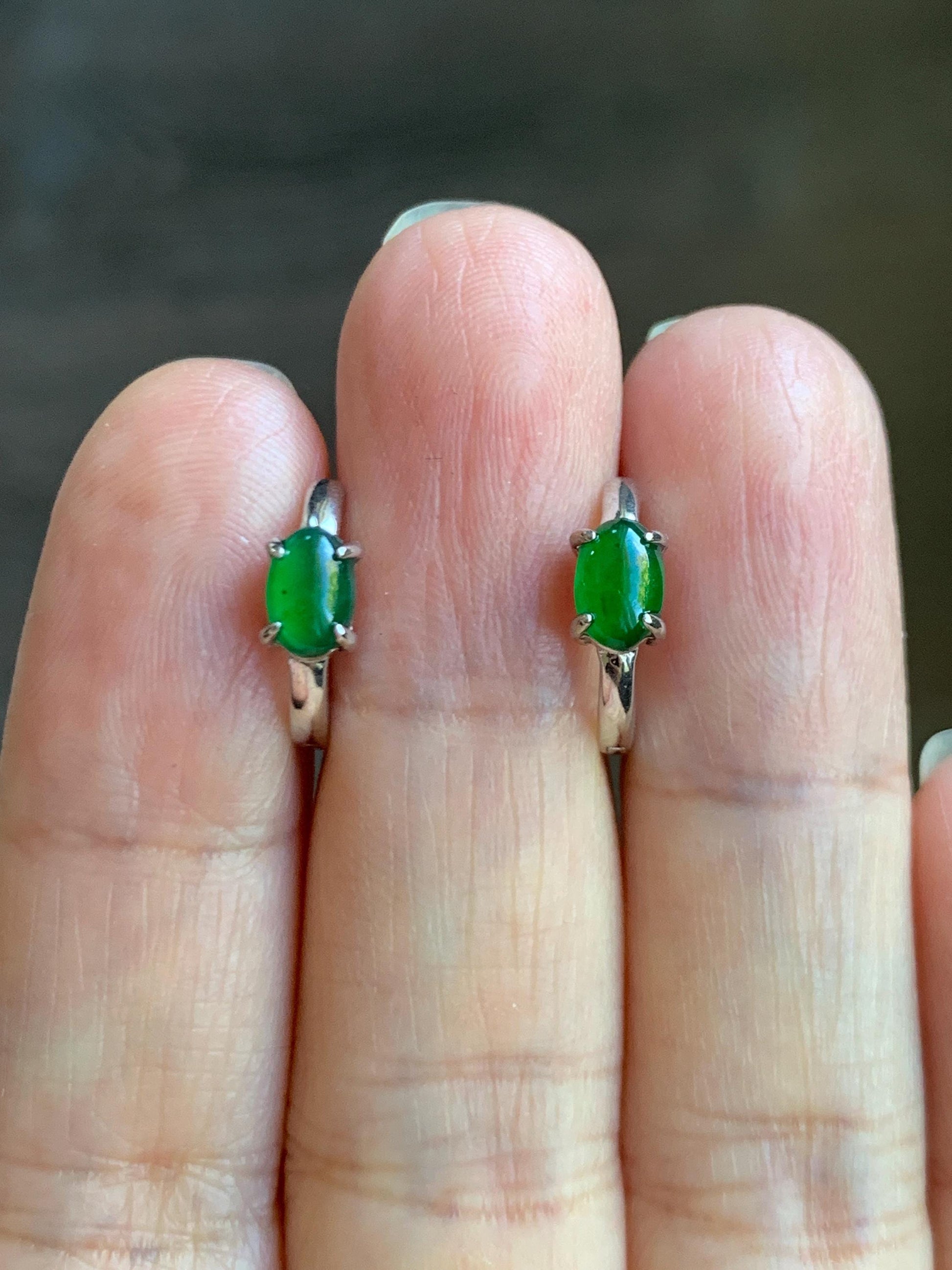 Natural Grade A Guatemalan Icy Translucent Vibrant Green Jade Jadeite Hoop Huggie Earrings Sterling Silver 天然冰危绿翡翠椭圆银镶耳包 TYBB66