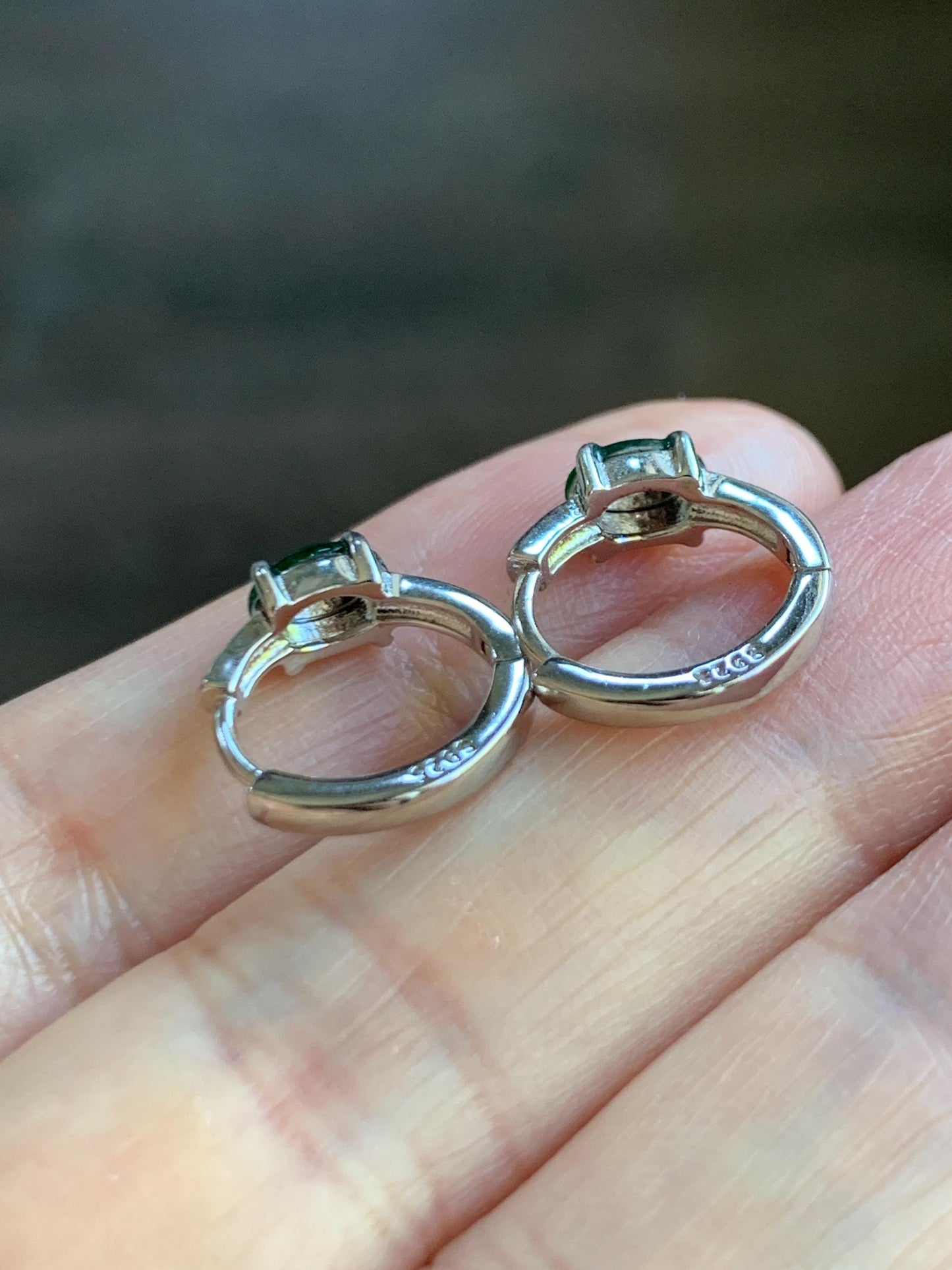 Natural Grade A Guatemalan Icy Translucent Vibrant Green Jade Jadeite Hoop Huggie Earrings Sterling Silver 天然冰危绿翡翠椭圆银镶耳包 TYBB66