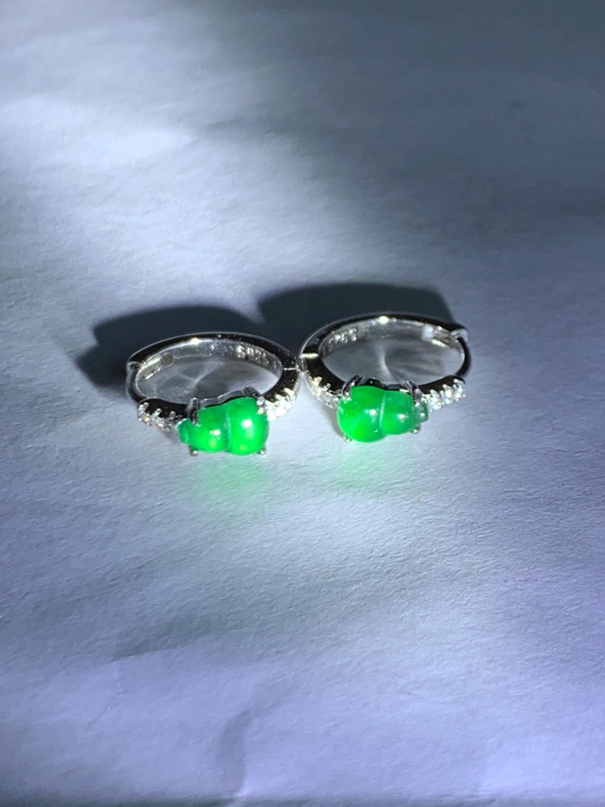 Natural Grade A Guatemalan Icy Translucent Vibrant Green Gourd Jade Jadeite Huggie Hoop Earrings Sterling Silver 天然冰危绿翡翠葫芦银镶耳包 XHL68C