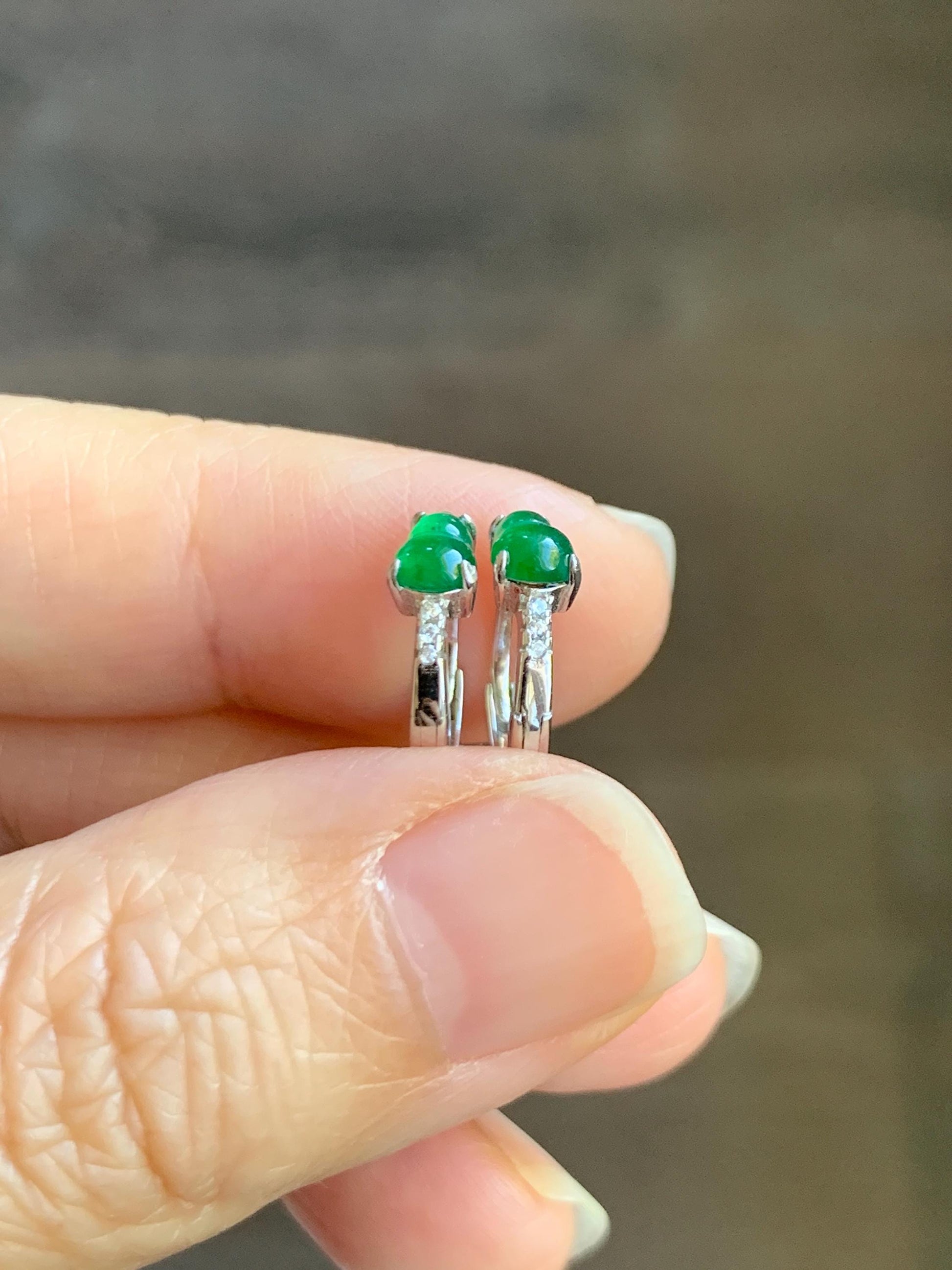 Natural Grade A Guatemalan Icy Translucent Vibrant Green Gourd Jade Jadeite Huggie Hoop Earrings Sterling Silver 天然冰危绿翡翠葫芦银镶耳包 XHL68C