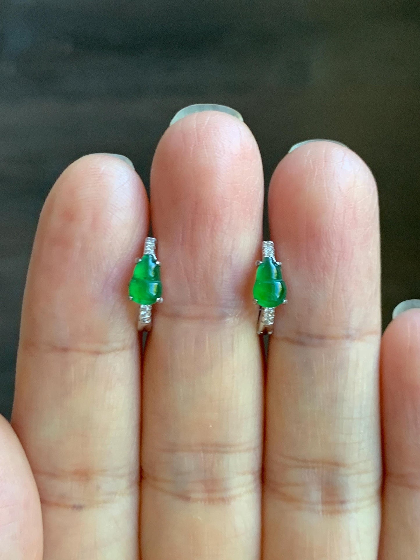 Natural Grade A Guatemalan Icy Translucent Vibrant Green Gourd Jade Jadeite Huggie Hoop Earrings Sterling Silver 天然冰危绿翡翠葫芦银镶耳包 XHL68C