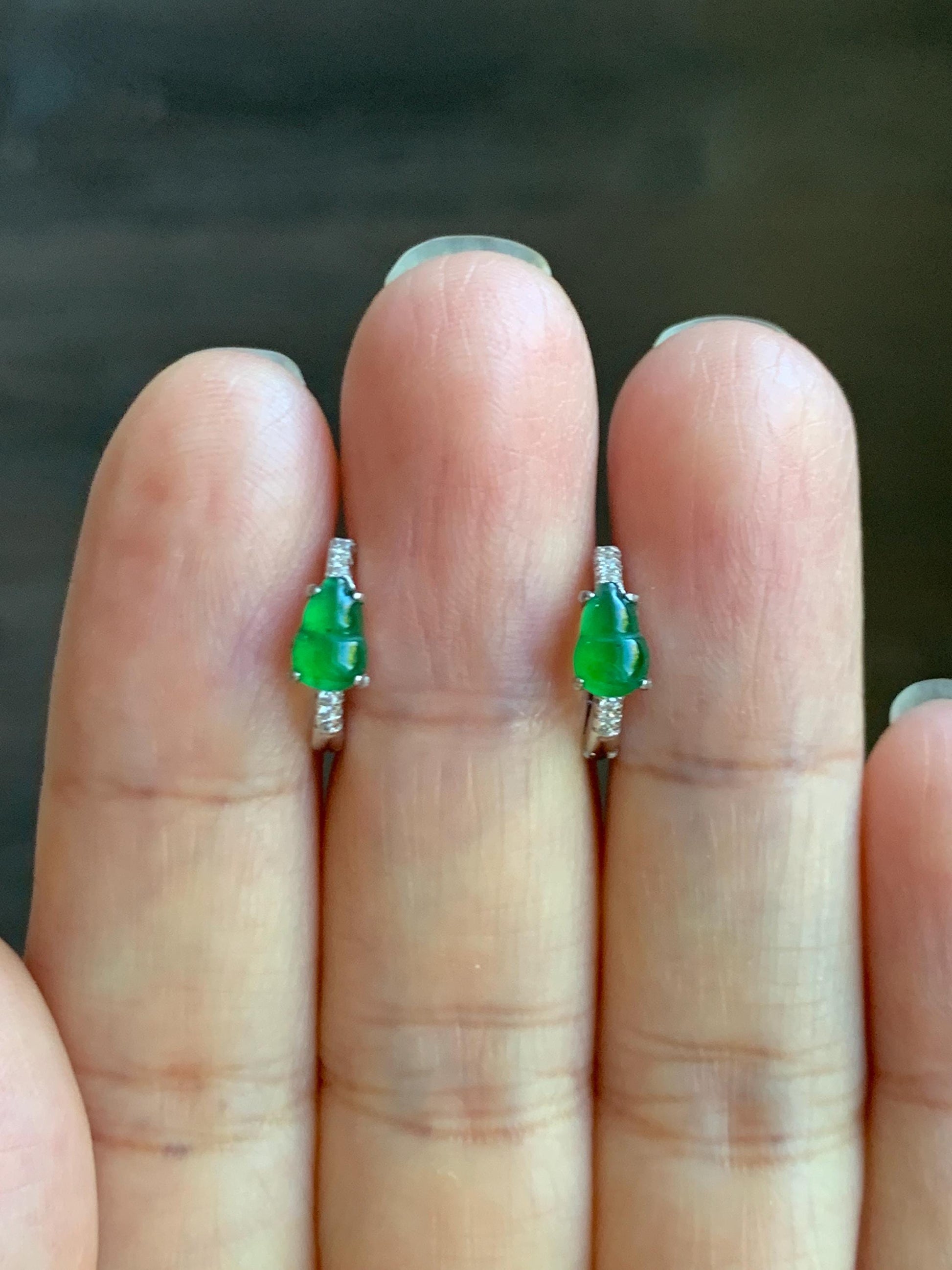 Natural Grade A Guatemalan Icy Translucent Vibrant Green Gourd Jade Jadeite Huggie Hoop Earrings Sterling Silver 天然冰危绿翡翠葫芦银镶耳包 XHL68C