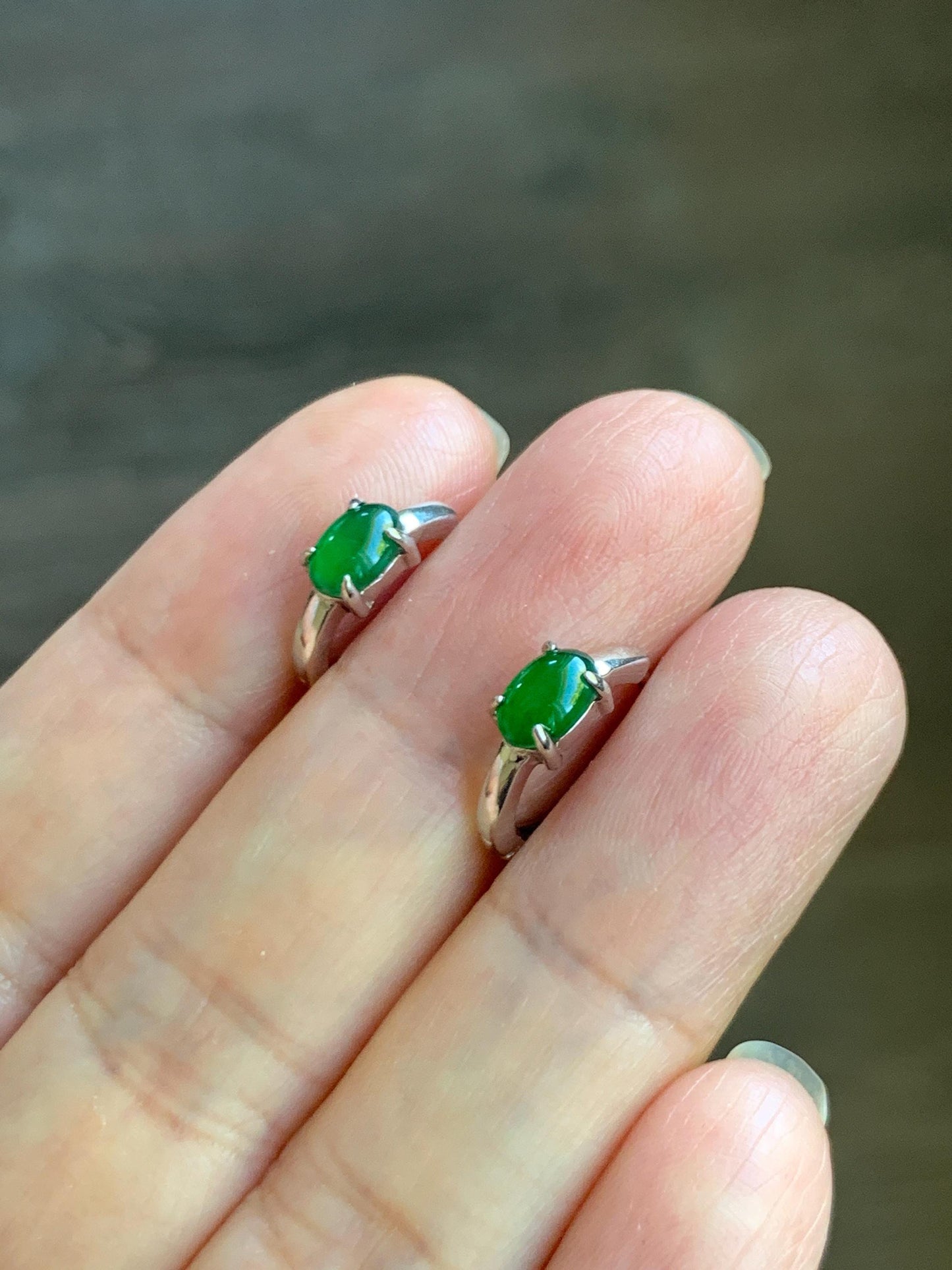 Natural Grade A Guatemalan Icy Translucent Vibrant Green Jade Jadeite Hoop Huggie Earrings Sterling Silver 天然冰危绿翡翠椭圆银镶耳包 TYBB66