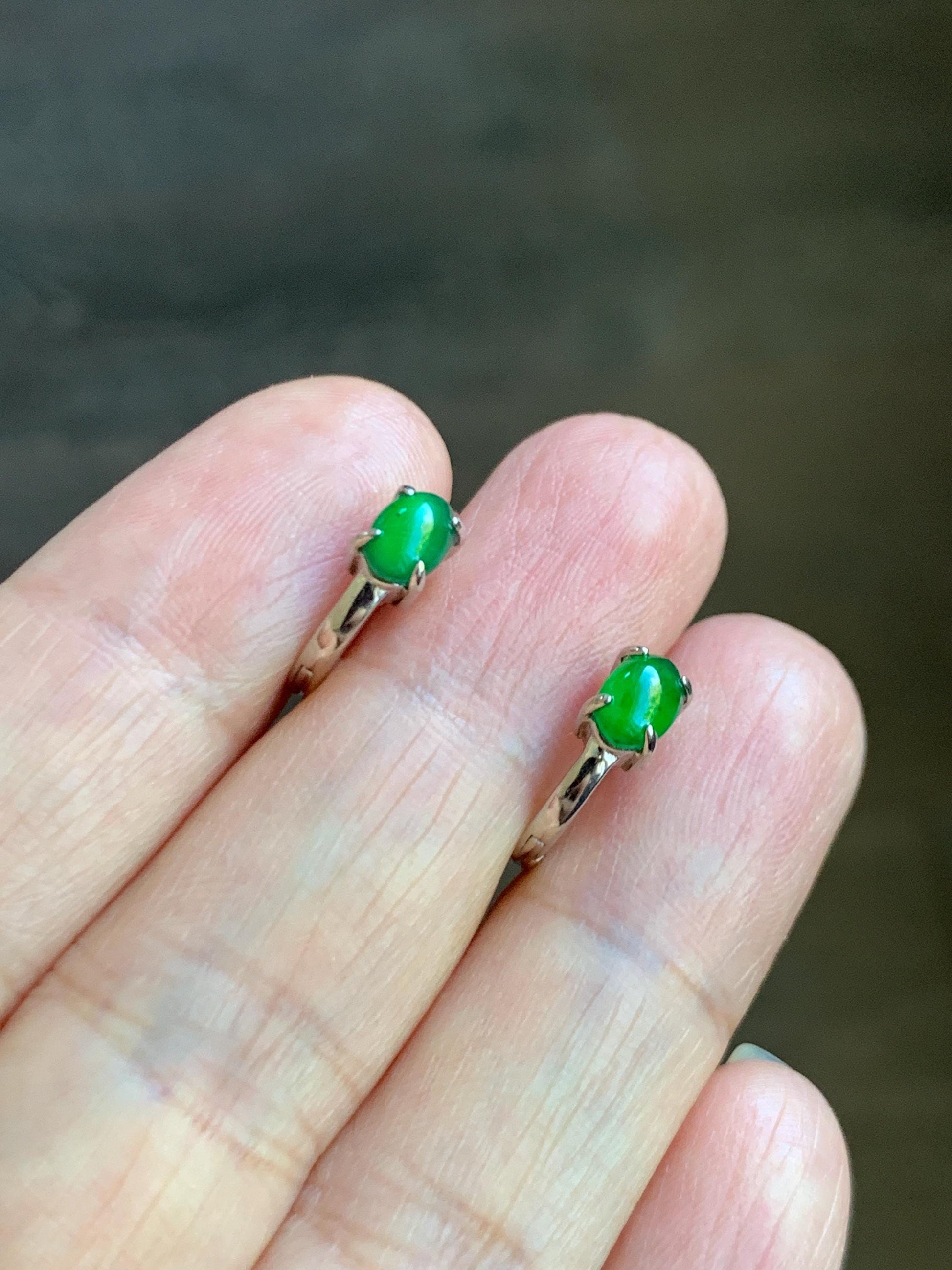 Natural Grade A Guatemalan Icy Translucent Vibrant Green Jade Jadeite Hoop Huggie Earrings Sterling Silver 天然冰危绿翡翠椭圆银镶耳包 TYBB66