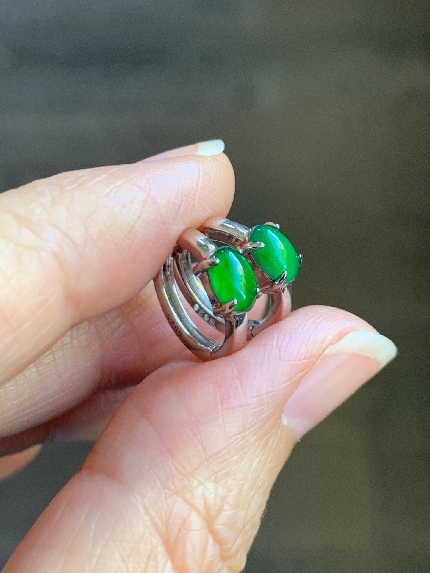 Natural Grade A Guatemalan Icy Translucent Vibrant Green Jade Jadeite Hoop Huggie Earrings Sterling Silver 天然冰危绿翡翠椭圆银镶耳包 TYBB66