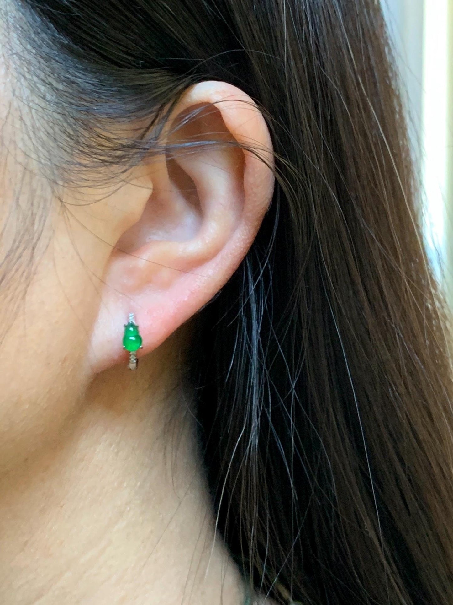 Natural Grade A Guatemalan Icy Translucent Vibrant Green Gourd Jade Jadeite Huggie Hoop Earrings Sterling Silver 天然冰危绿翡翠葫芦银镶耳包 XHL68C