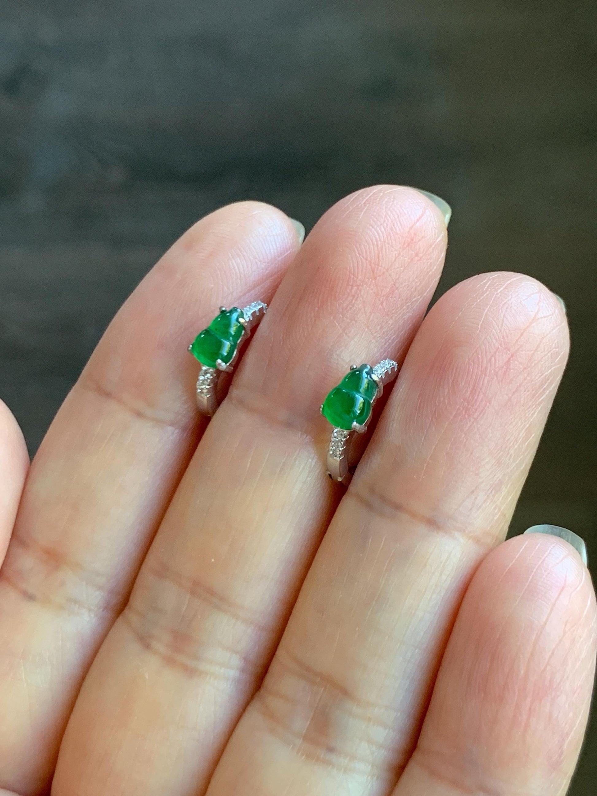 Natural Grade A Guatemalan Icy Translucent Vibrant Green Gourd Jade Jadeite Huggie Hoop Earrings Sterling Silver 天然冰危绿翡翠葫芦银镶耳包 XHL68C