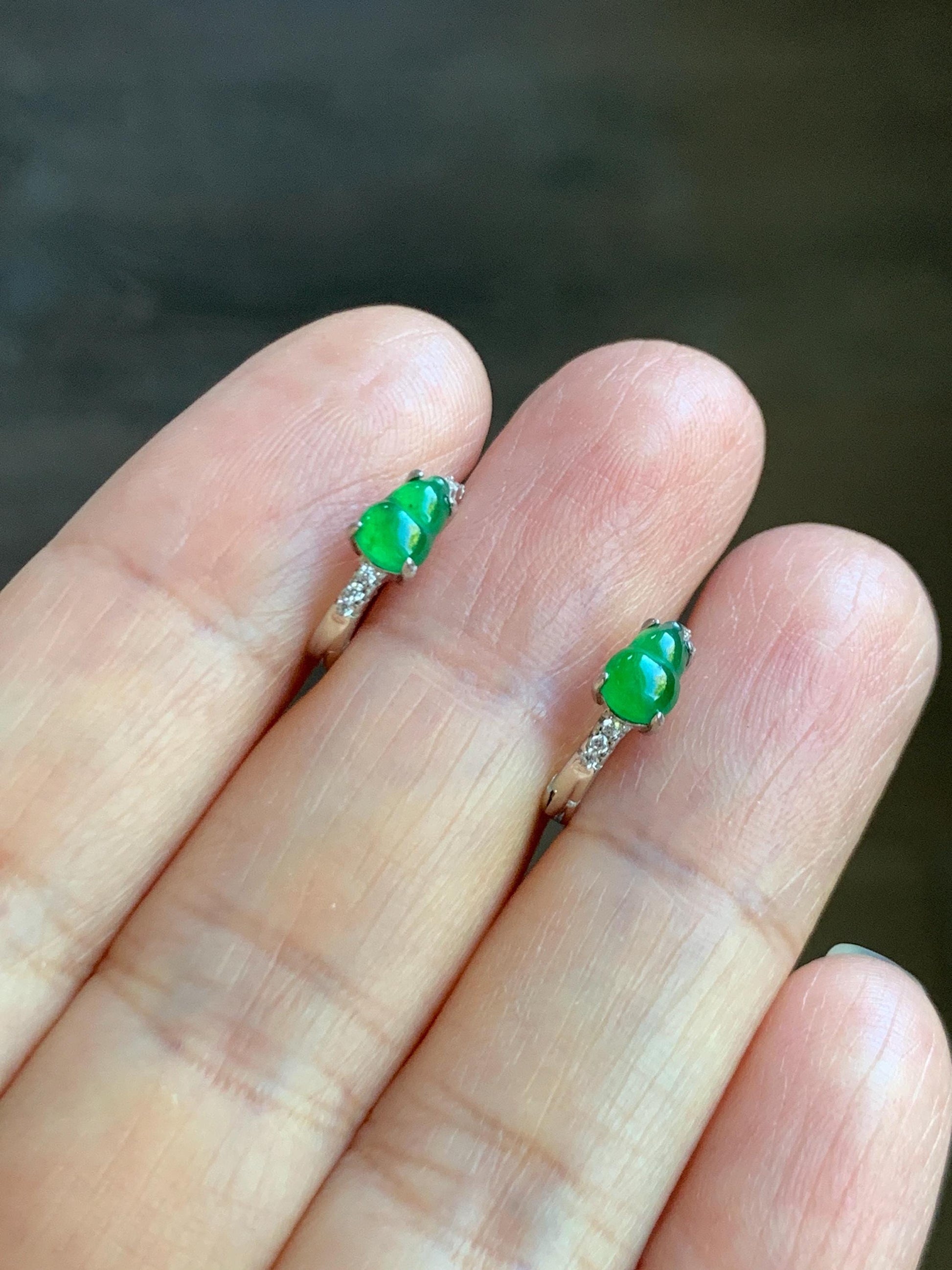 Natural Grade A Guatemalan Icy Translucent Vibrant Green Gourd Jade Jadeite Huggie Hoop Earrings Sterling Silver 天然冰危绿翡翠葫芦银镶耳包 XHL68C