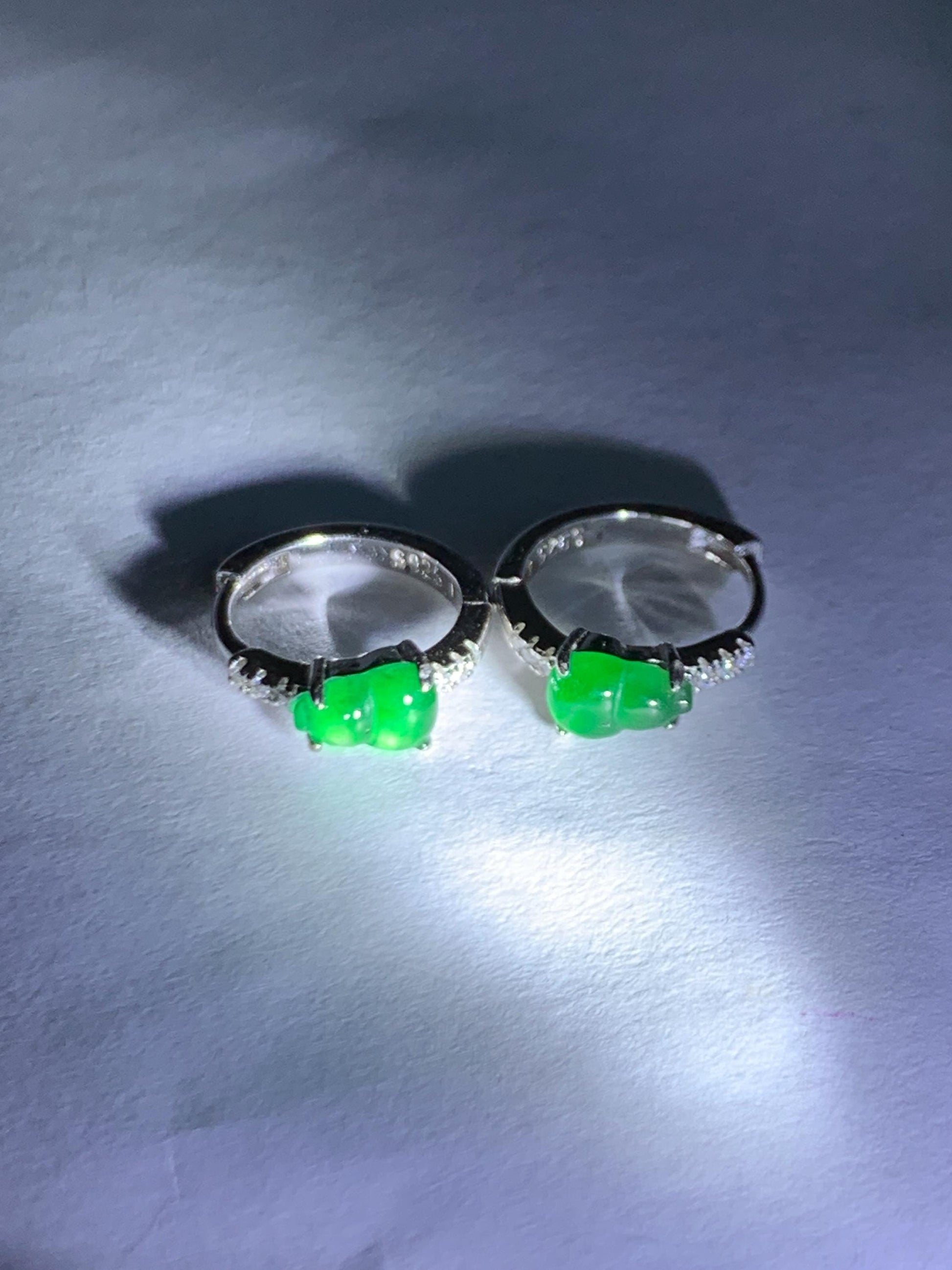 Natural Grade A Guatemalan Icy Translucent Vibrant Green Gourd Jade Jadeite Huggie Hoop Earrings Sterling Silver 天然冰危绿翡翠葫芦银镶耳包 XHL68C