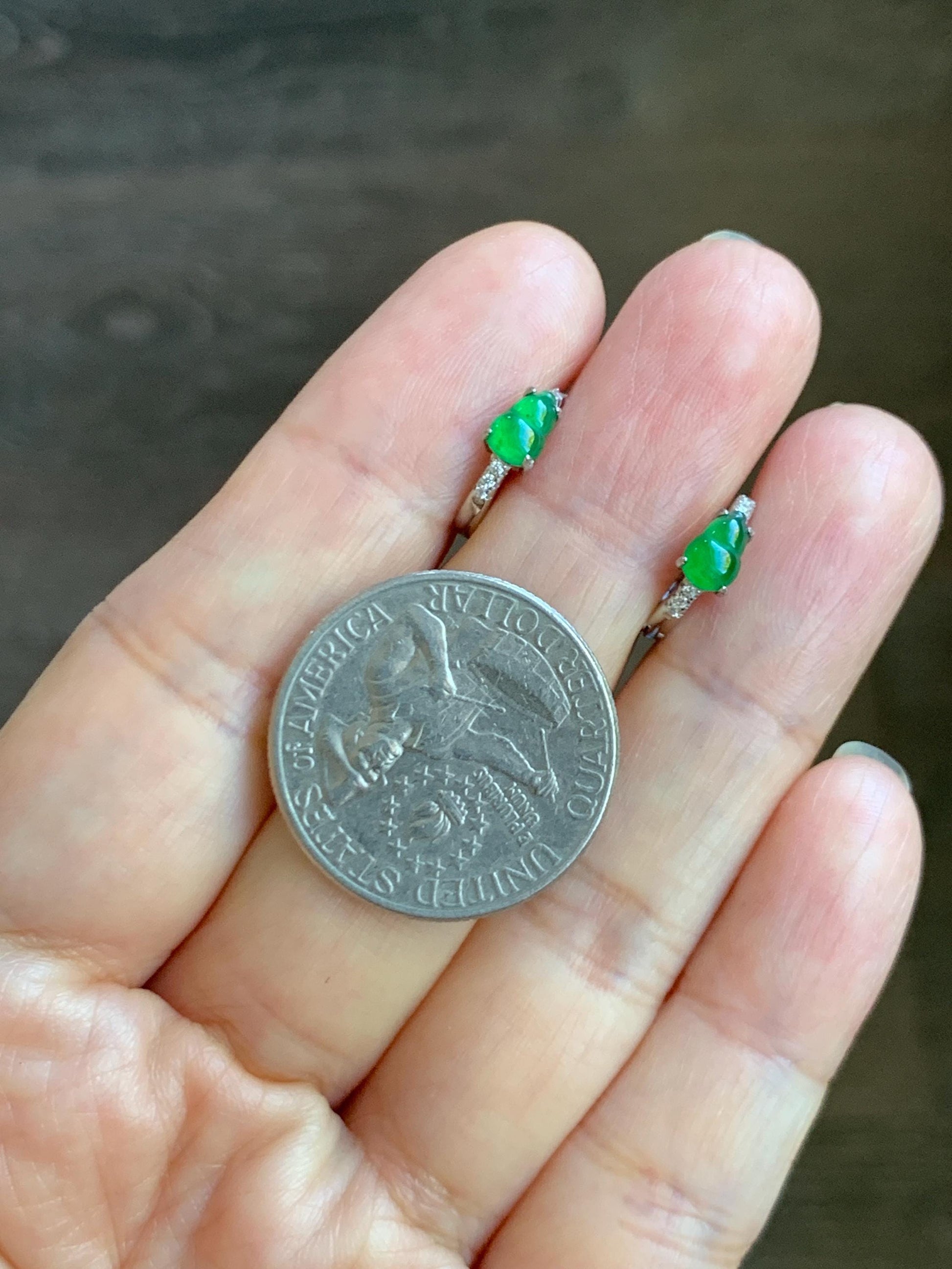 Natural Grade A Guatemalan Icy Translucent Vibrant Green Gourd Jade Jadeite Huggie Hoop Earrings Sterling Silver 天然冰危绿翡翠葫芦银镶耳包 XHL68C