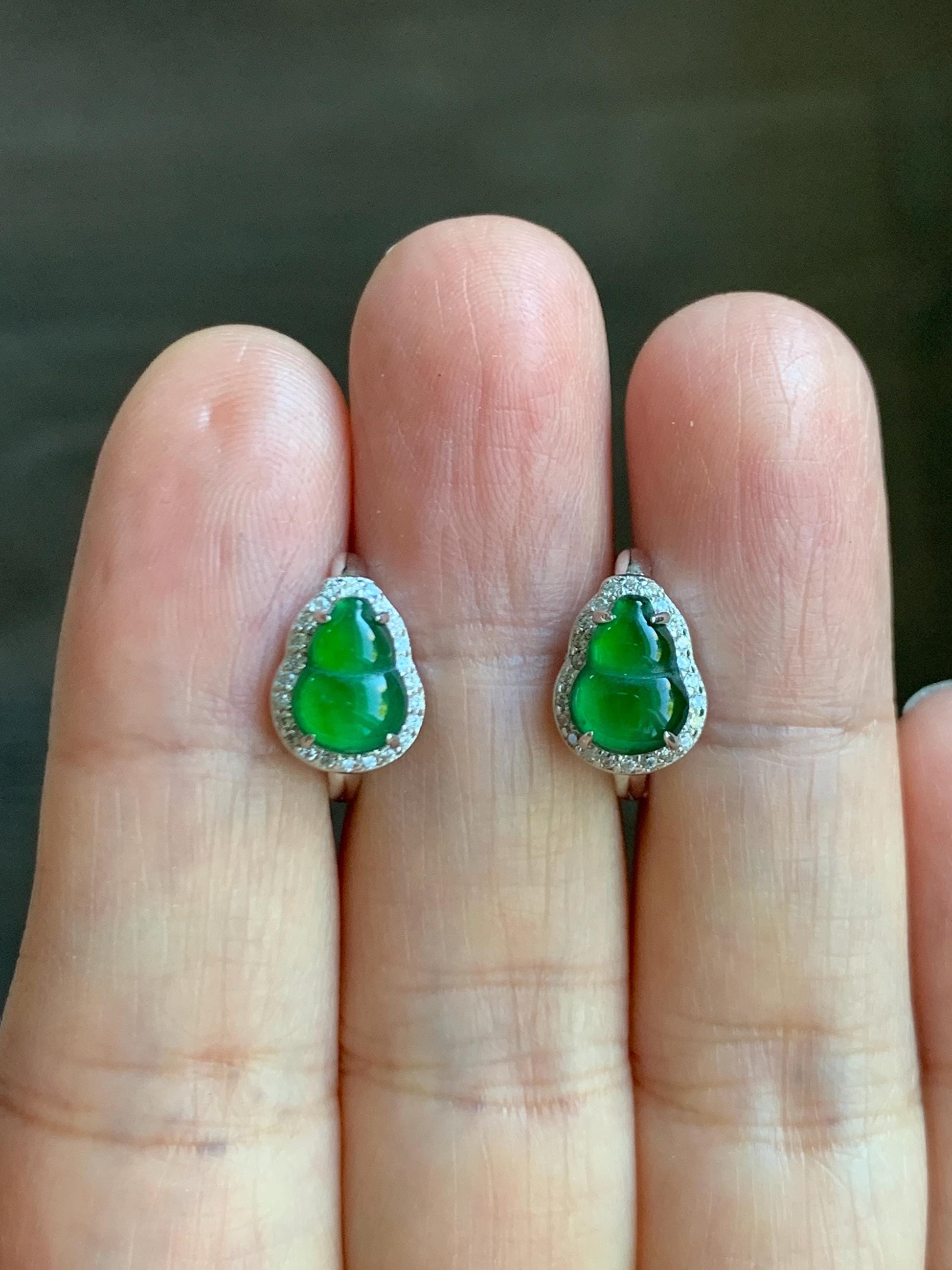 Natural Grade A Guatemalan Icy Translucent Vibrant Green Jade Jadeite Gourd Hulu Hoop Huggie Earrings Sterling Silver 天然冰危绿翡翠葫芦银镶耳包 WDH110