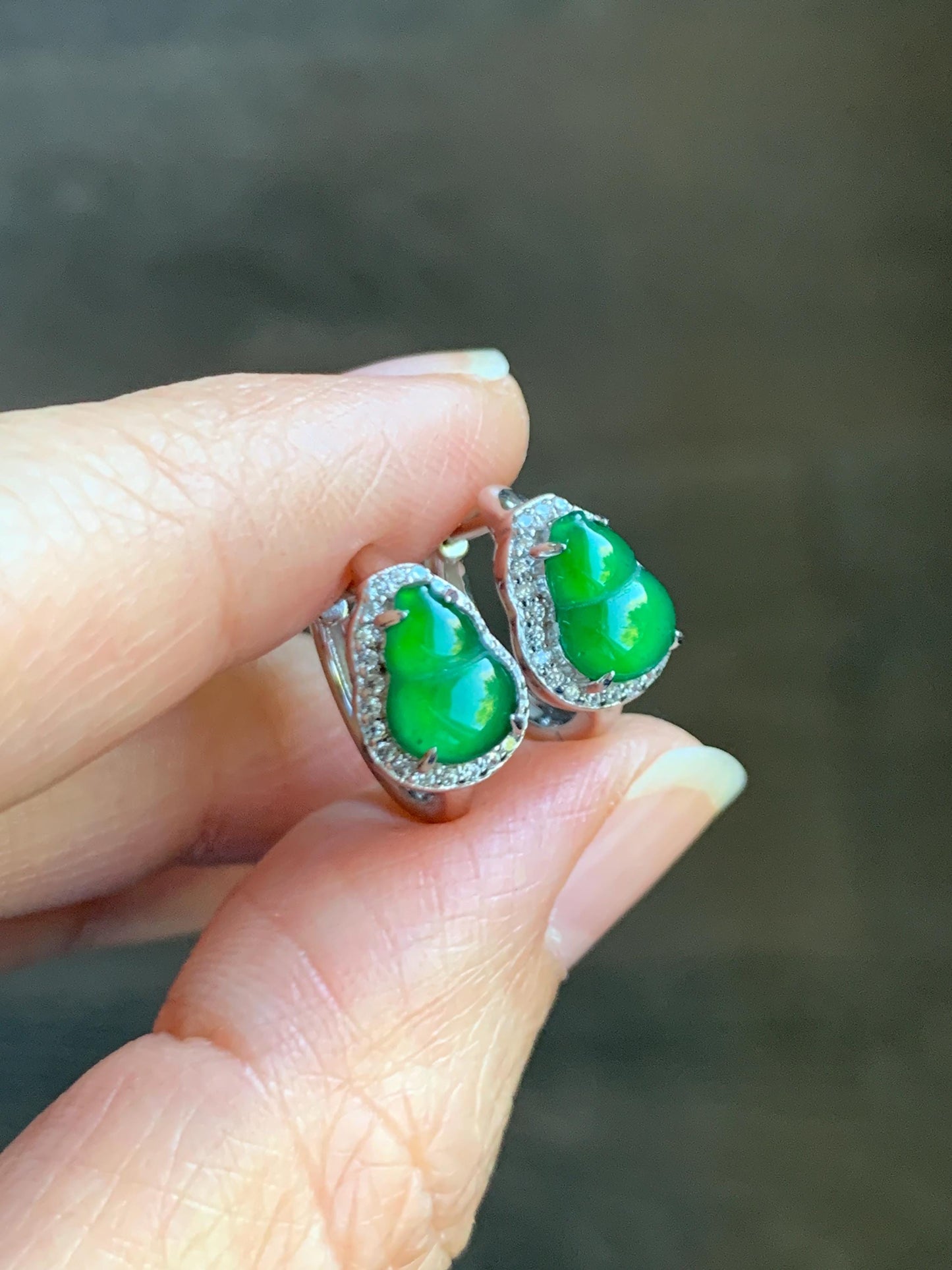 Natural Grade A Guatemalan Icy Translucent Vibrant Green Jade Jadeite Gourd Hulu Hoop Huggie Earrings Sterling Silver 天然冰危绿翡翠葫芦银镶耳包 WDH110