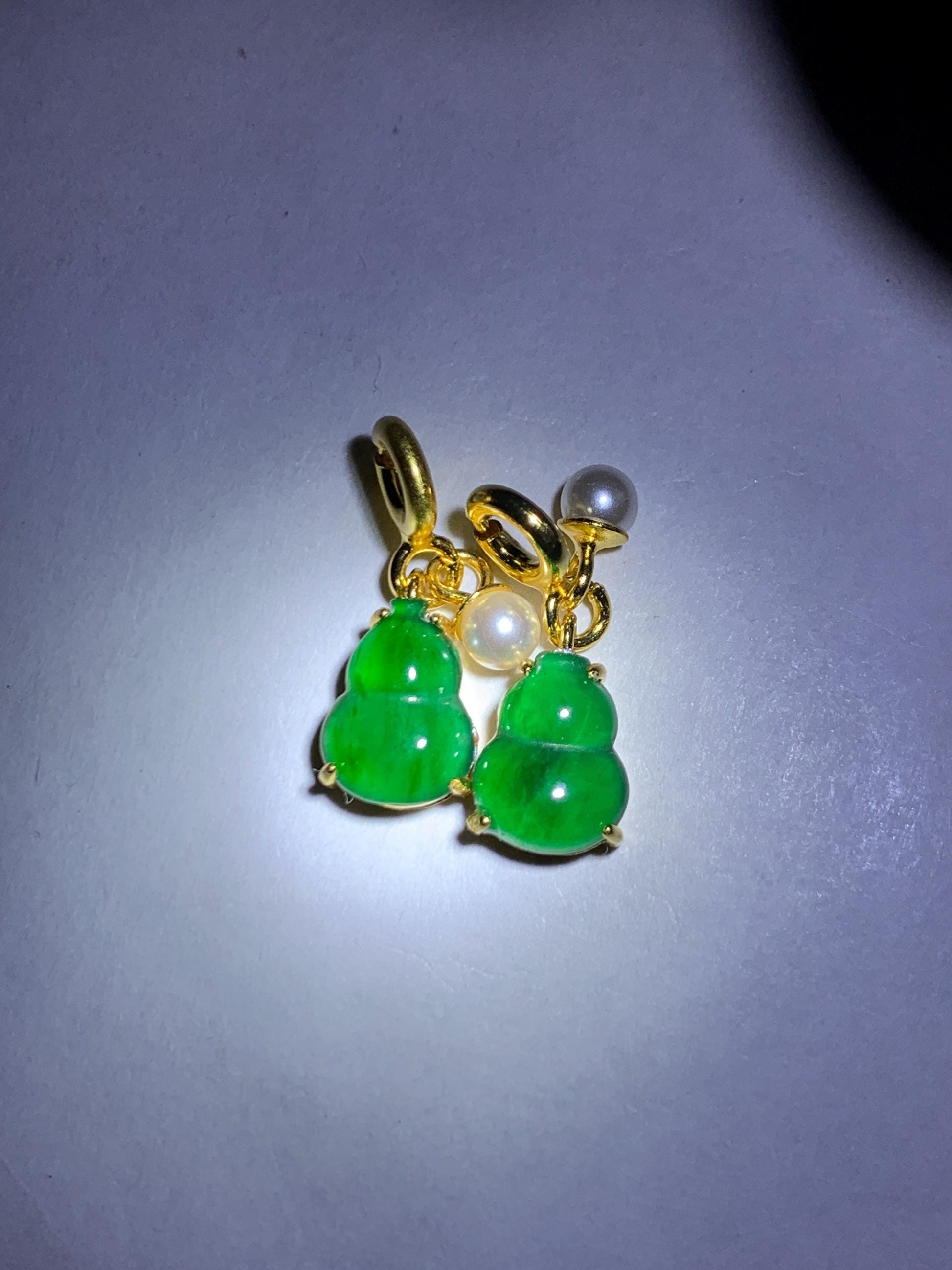 Natural Grade A Guatemalan Icy Translucent Vibrant Green Jade Jadeite Petite Gourd Hulu Charm Pendant Sterling Silver 天然冰危绿翡翠小葫芦滴流吊坠 WHD110