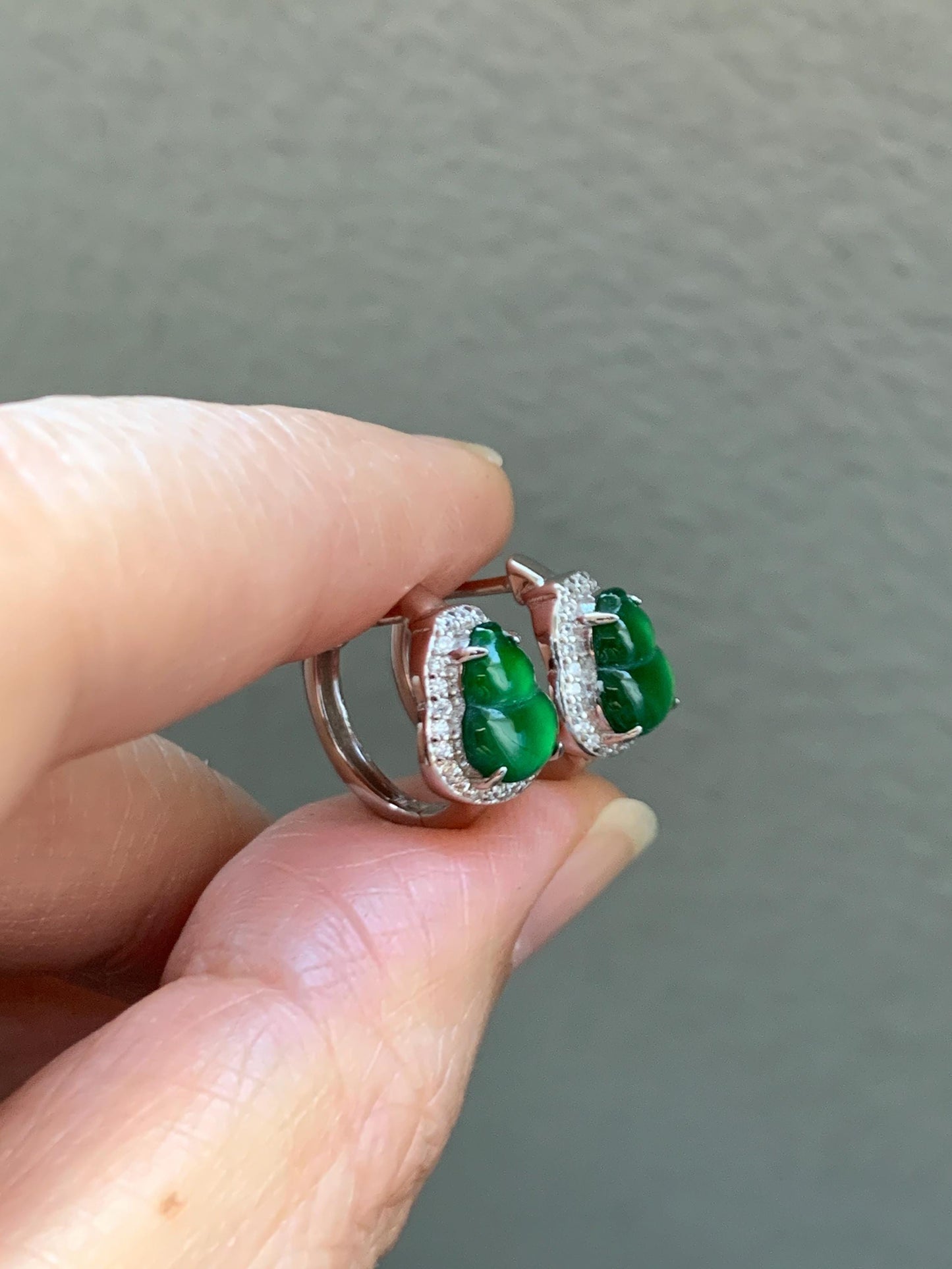 Natural Grade A Guatemalan Icy Translucent Vibrant Green Jade Jadeite Gourd Hulu Hoop Huggie Earrings Sterling Silver 天然冰危绿翡翠葫芦银镶耳包 WDH110