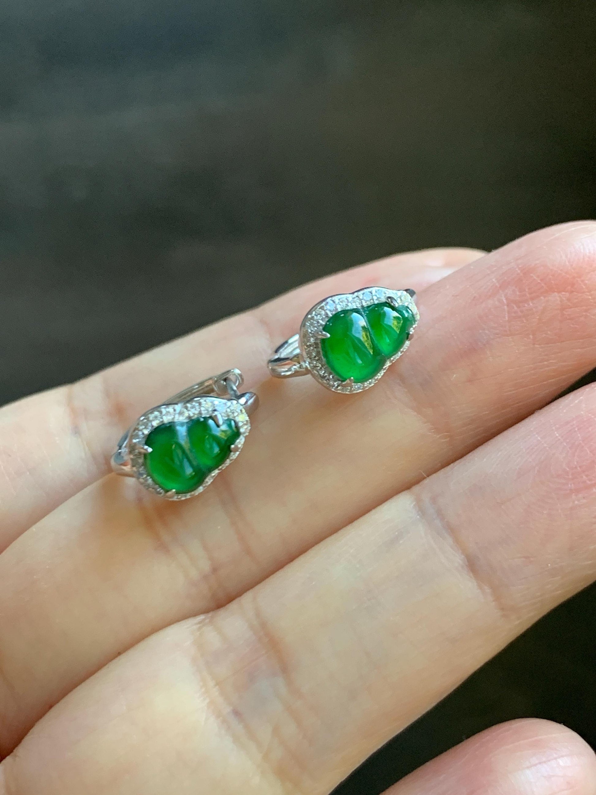 Natural Grade A Guatemalan Icy Translucent Vibrant Green Jade Jadeite Gourd Hulu Hoop Huggie Earrings Sterling Silver 天然冰危绿翡翠葫芦银镶耳包 WDH110