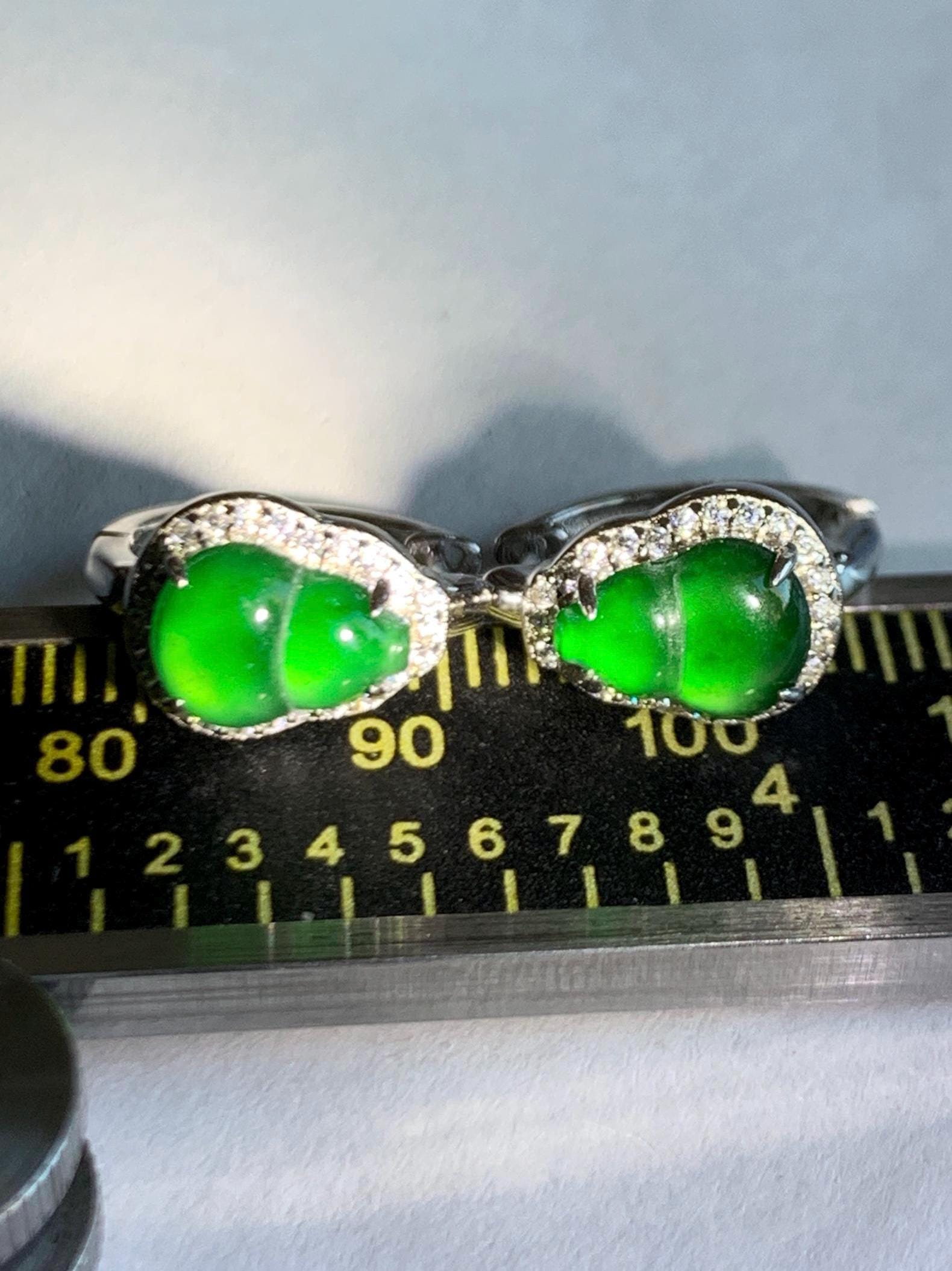 Natural Grade A Guatemalan Icy Translucent Vibrant Green Jade Jadeite Gourd Hulu Hoop Huggie Earrings Sterling Silver 天然冰危绿翡翠葫芦银镶耳包 WDH110