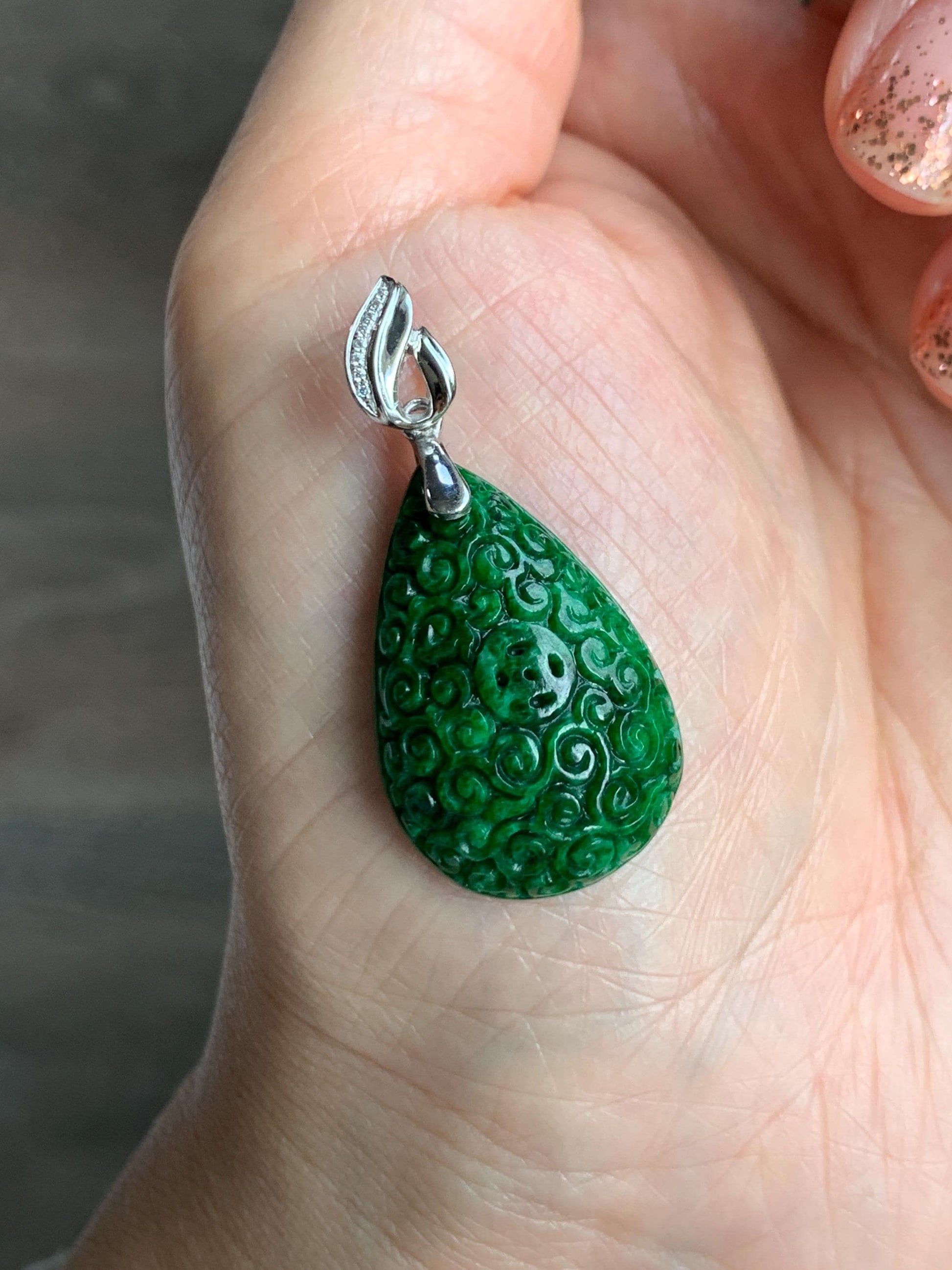 Certified Natural Grade A Intense “Hot” Green Jade Jadeite Engraved Teardrop Pendant 14K White Gold Moissanite 6g 天然满辣绿花青翡翠仿古雕水滴吊坠 160
