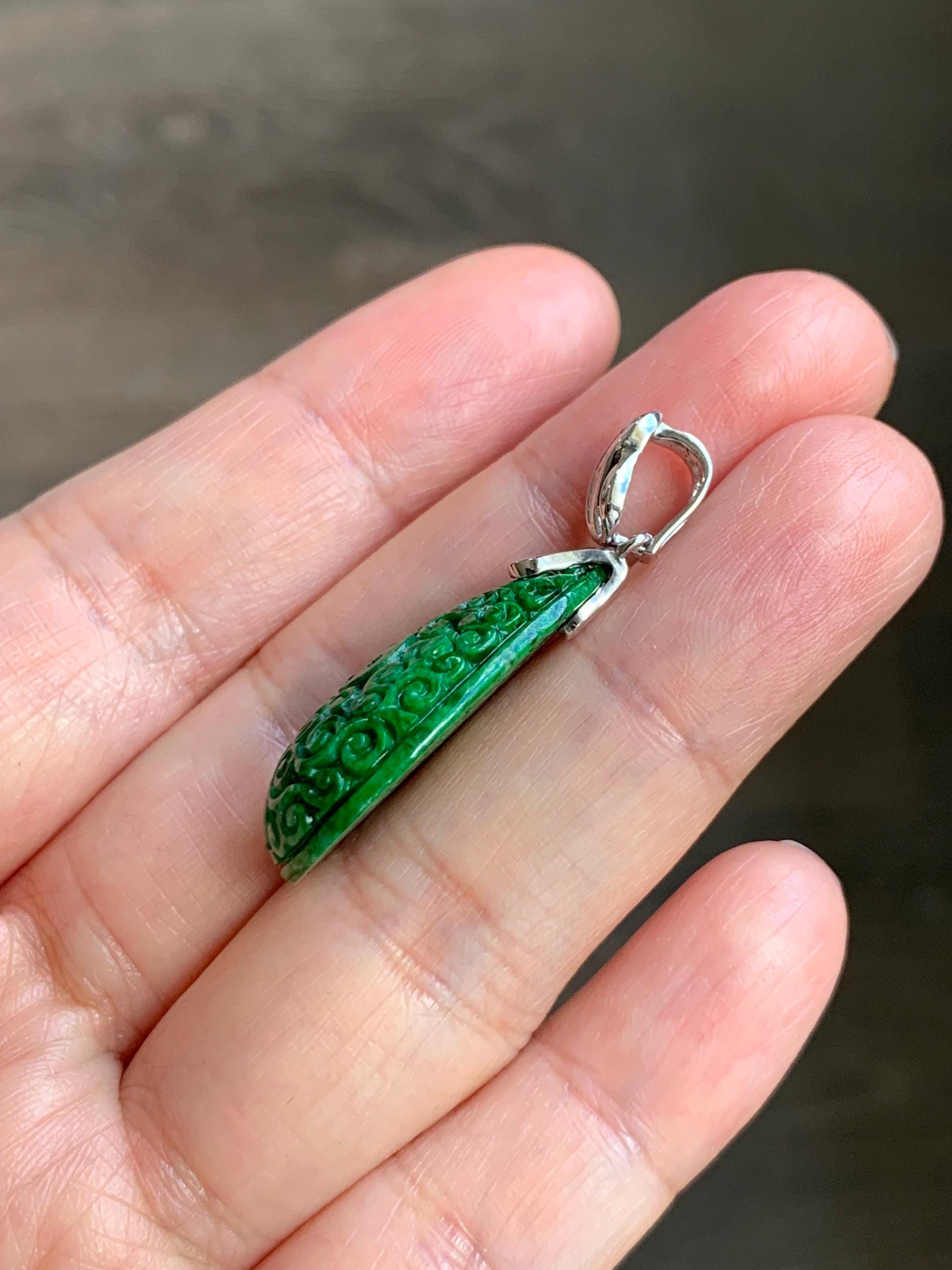 Certified Natural Grade A Intense “Hot” Green Jade Jadeite Engraved Teardrop Pendant 14K White Gold Moissanite 6g 天然满辣绿花青翡翠仿古雕水滴吊坠 160