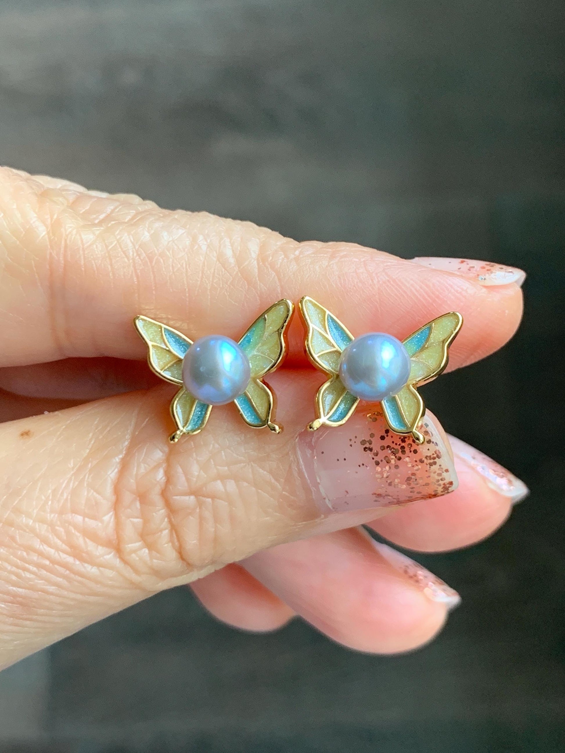 Natural Untreated Freshwater Button Pearl Silver Gray Butterfly Stud Earrings Sterling Silver Posts 6.3mm 天然淡水银灰珍珠蝴蝶纯银针包金耳钉 A