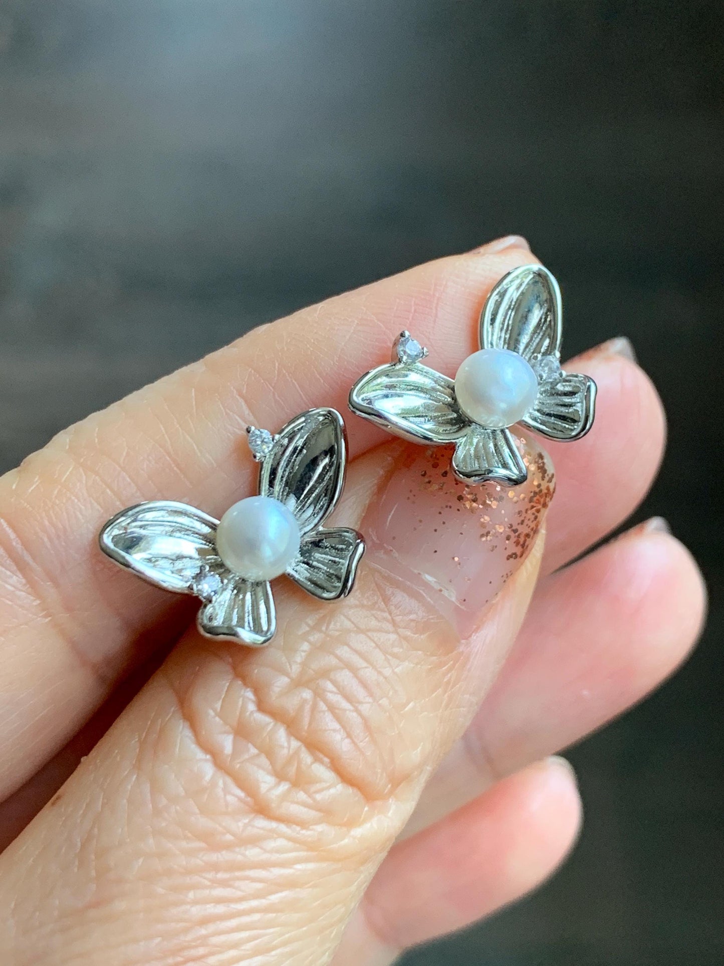 Natural Untreated Freshwater White Button Pearl Butterfly Stud Earrings Sterling Silver Posts 5.5mm 天然淡水白珍珠蝴蝶纯银针包金耳钉 C