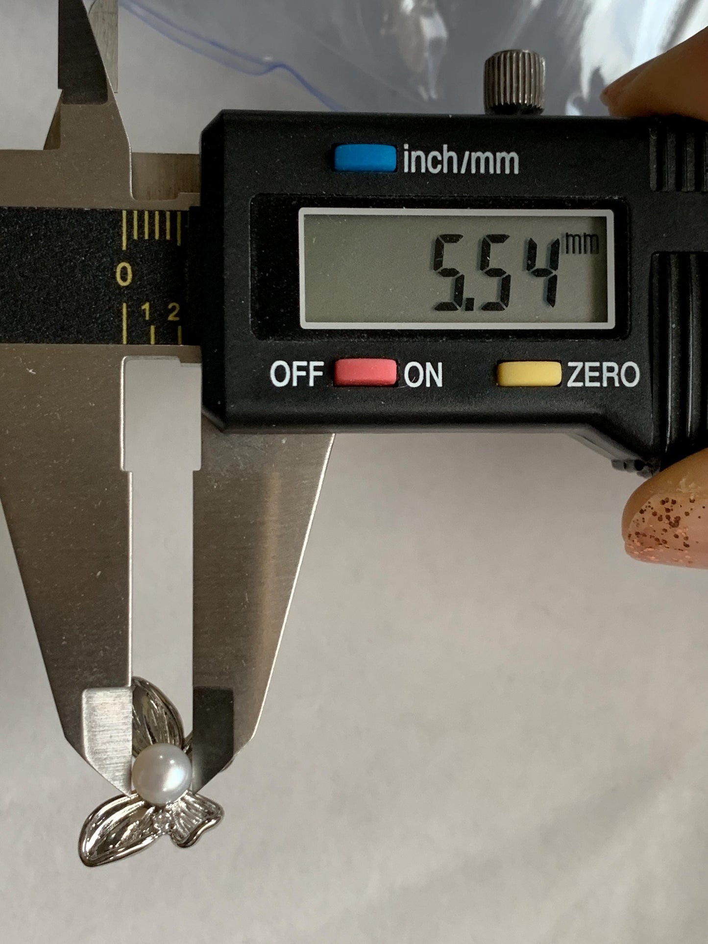 Natural Untreated Freshwater White Button Pearl Butterfly Stud Earrings Sterling Silver Posts 5.5mm 天然淡水白珍珠蝴蝶纯银针包金耳钉 C