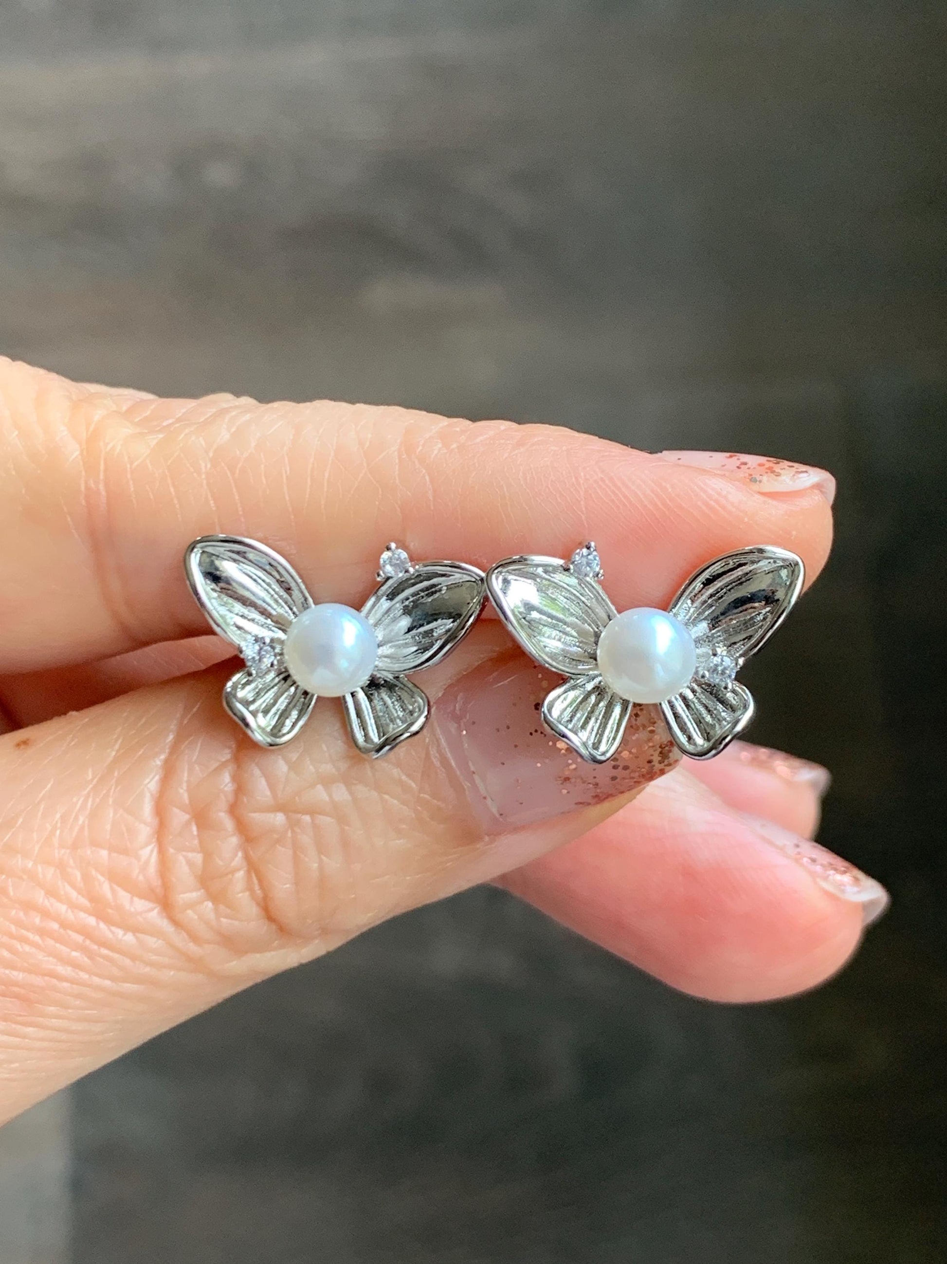 Natural Untreated Freshwater White Button Pearl Butterfly Stud Earrings Sterling Silver Posts 5.5mm 天然淡水白珍珠蝴蝶纯银针包金耳钉 C