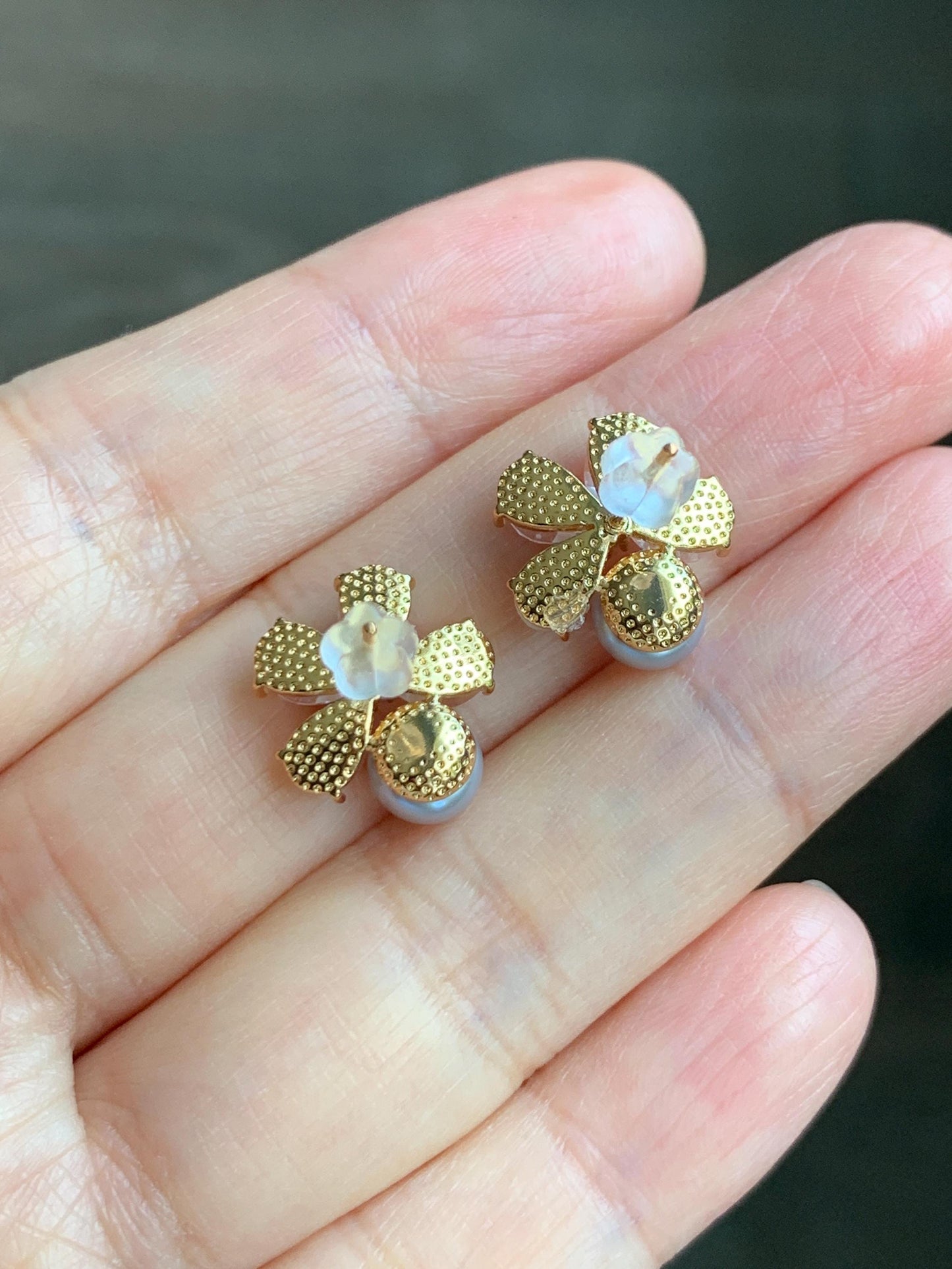 Natural Untreated Freshwater Button Pearl Silver Gray Floral Stud Earrings Sterling Silver Posts 6mm 天然淡水银灰珍珠花花纯银针包金耳钉 G