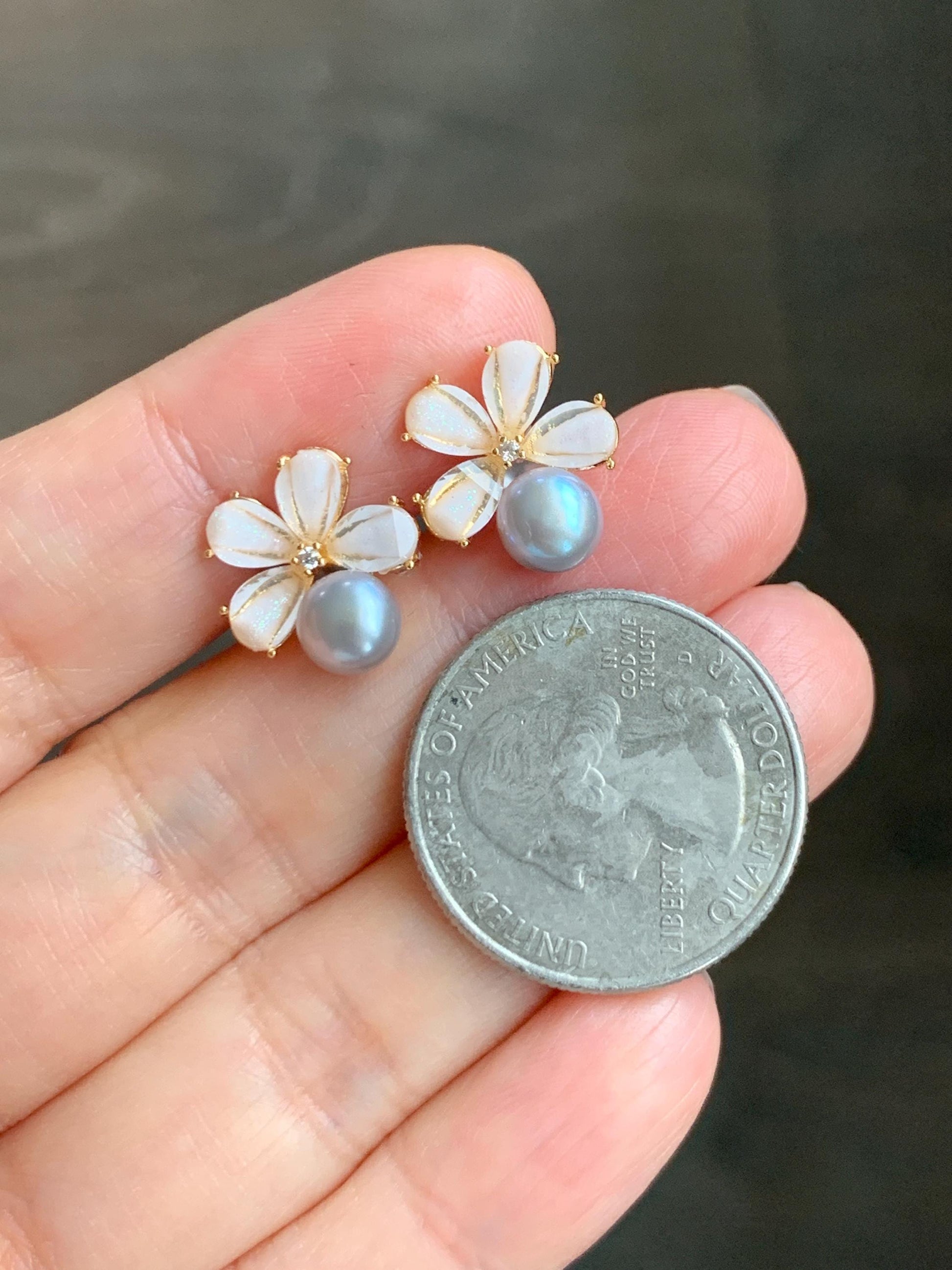 Natural Untreated Freshwater Button Pearl Silver Gray Floral Stud Earrings Sterling Silver Posts 6mm 天然淡水银灰珍珠花花纯银针包金耳钉 G