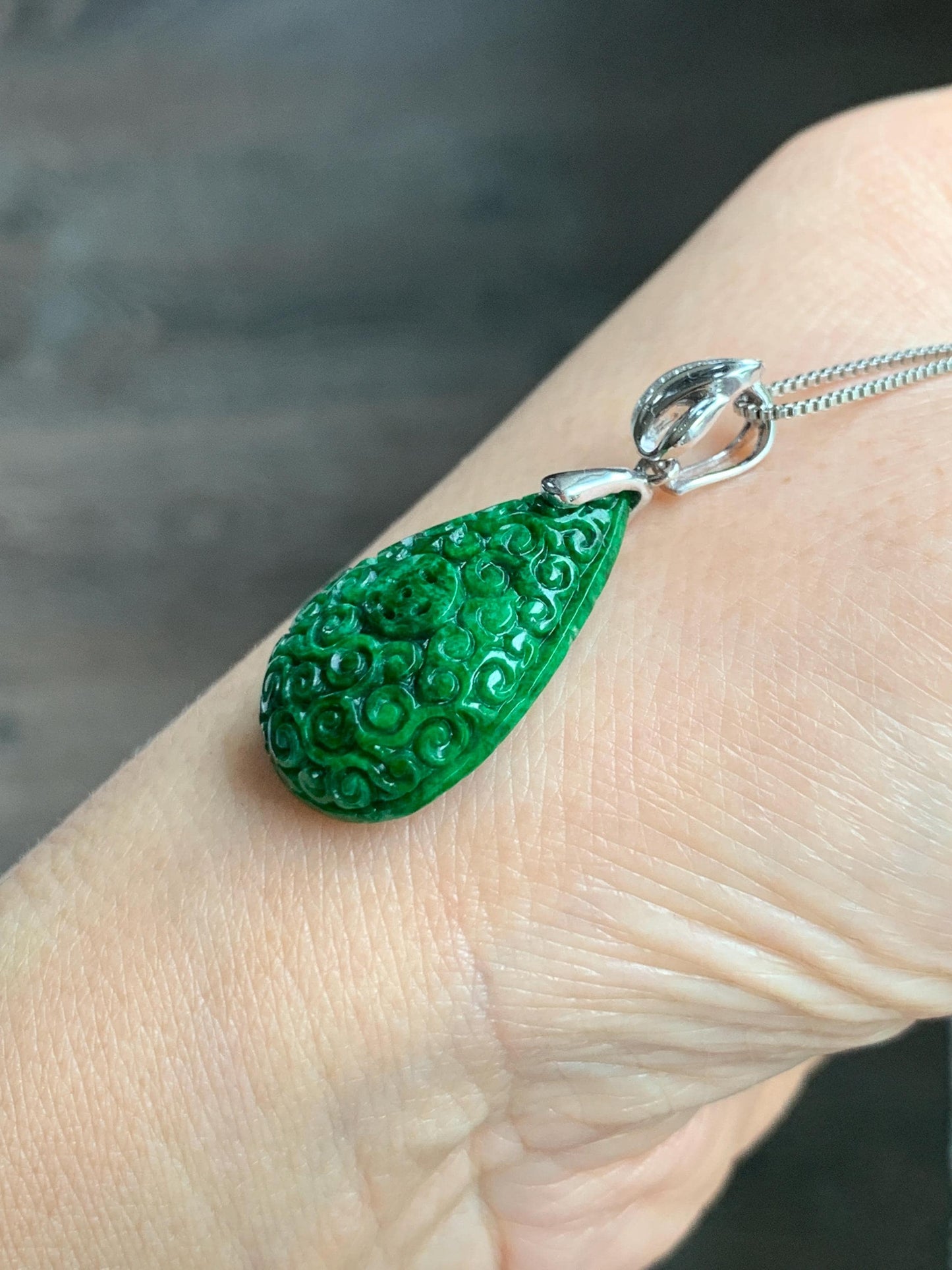 Certified Natural Grade A Intense “Hot” Green Jade Jadeite Engraved Teardrop Pendant 14K White Gold Moissanite 6g 天然满辣绿花青翡翠仿古雕水滴吊坠 160