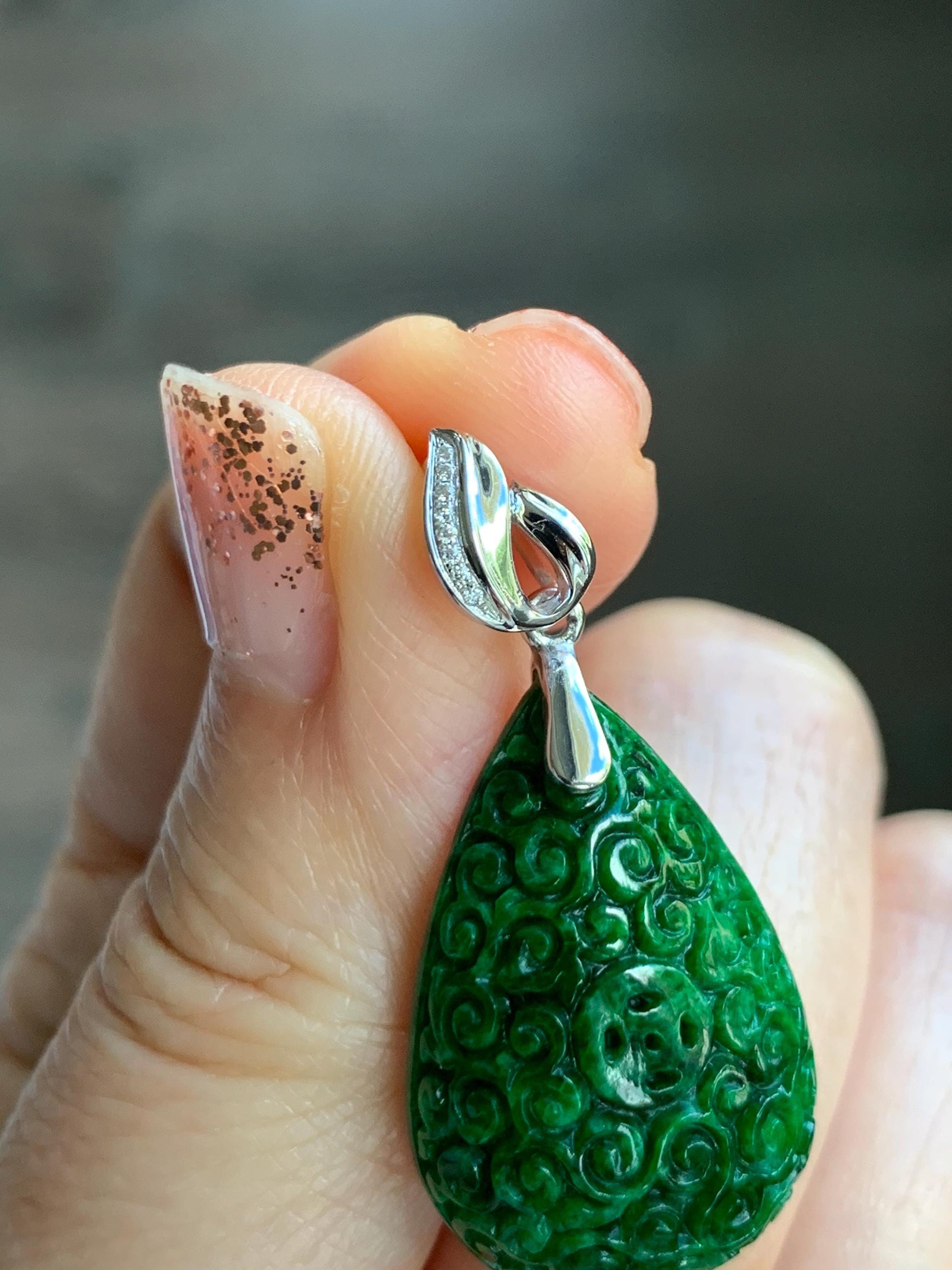 Certified Natural Grade A Intense “Hot” Green Jade Jadeite Engraved Teardrop Pendant 14K White Gold Moissanite 6g 天然满辣绿花青翡翠仿古雕水滴吊坠 160