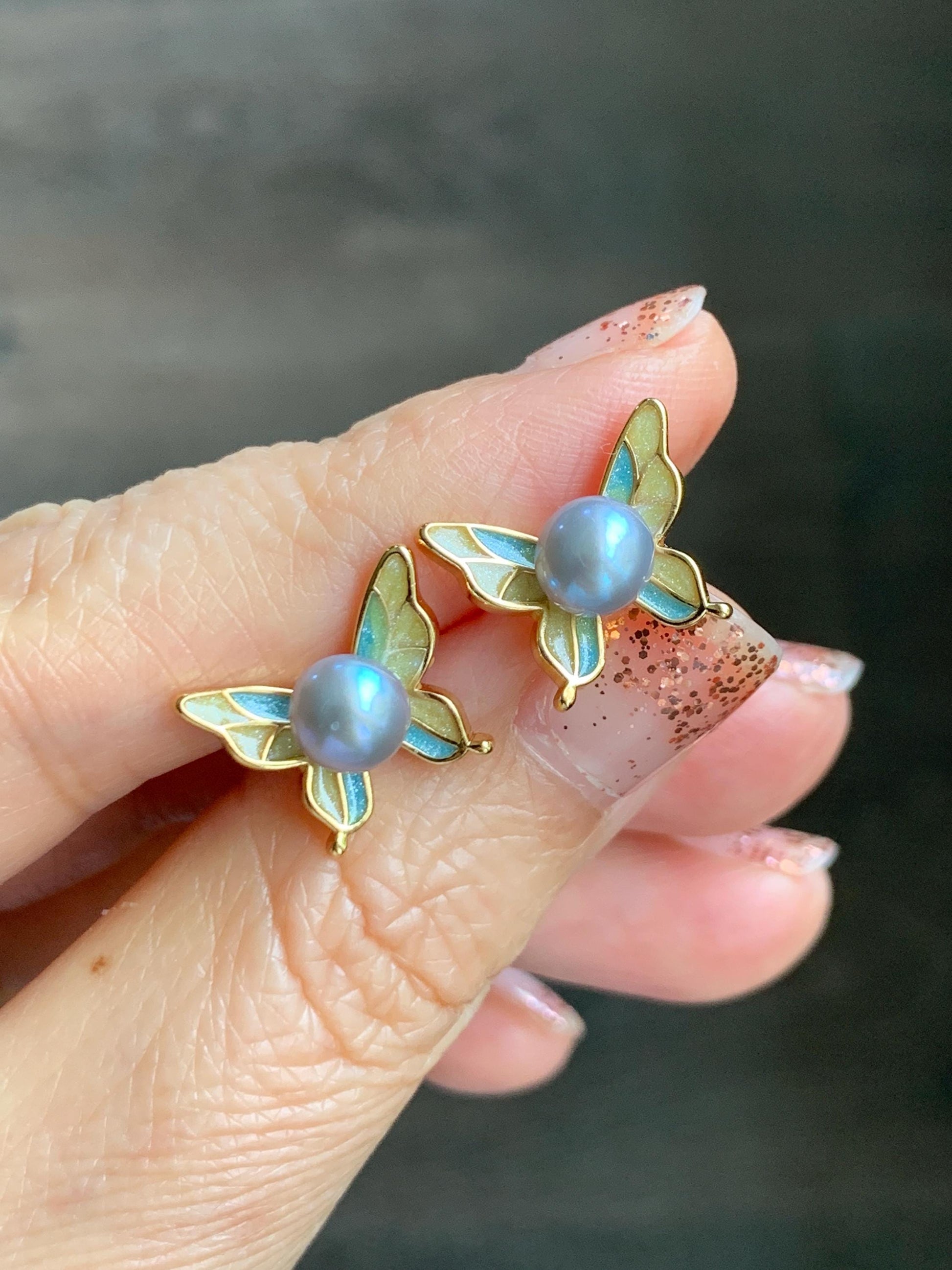 Natural Untreated Freshwater Button Pearl Silver Gray Butterfly Stud Earrings Sterling Silver Posts 6.3mm 天然淡水银灰珍珠蝴蝶纯银针包金耳钉 A