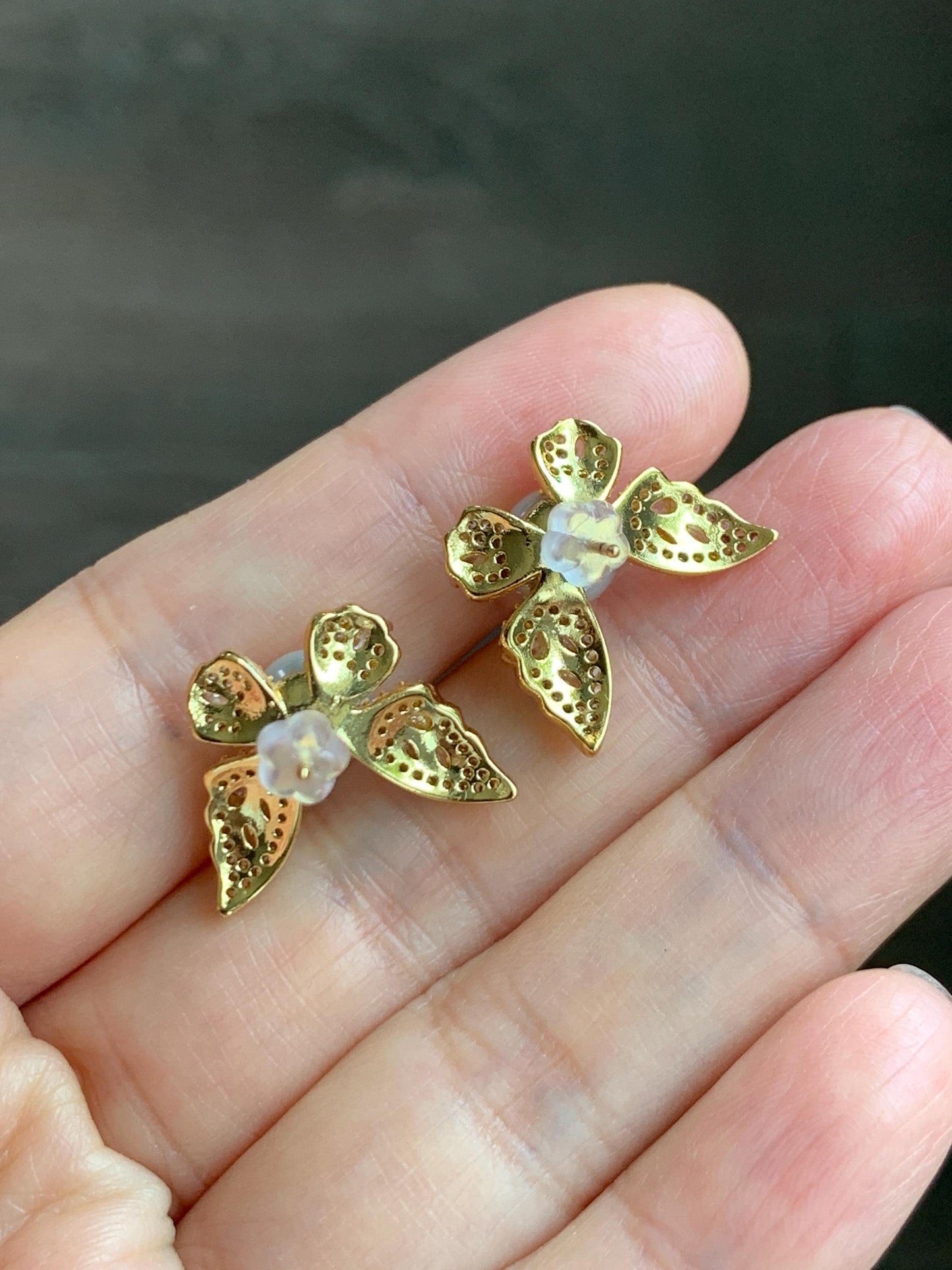 Natural Untreated Freshwater Button Pearl Silver Gray Butterfly Stud Earrings Sterling Silver Posts 7.4mm 天然淡水银灰珍珠蝴蝶纯银针包金耳钉 B