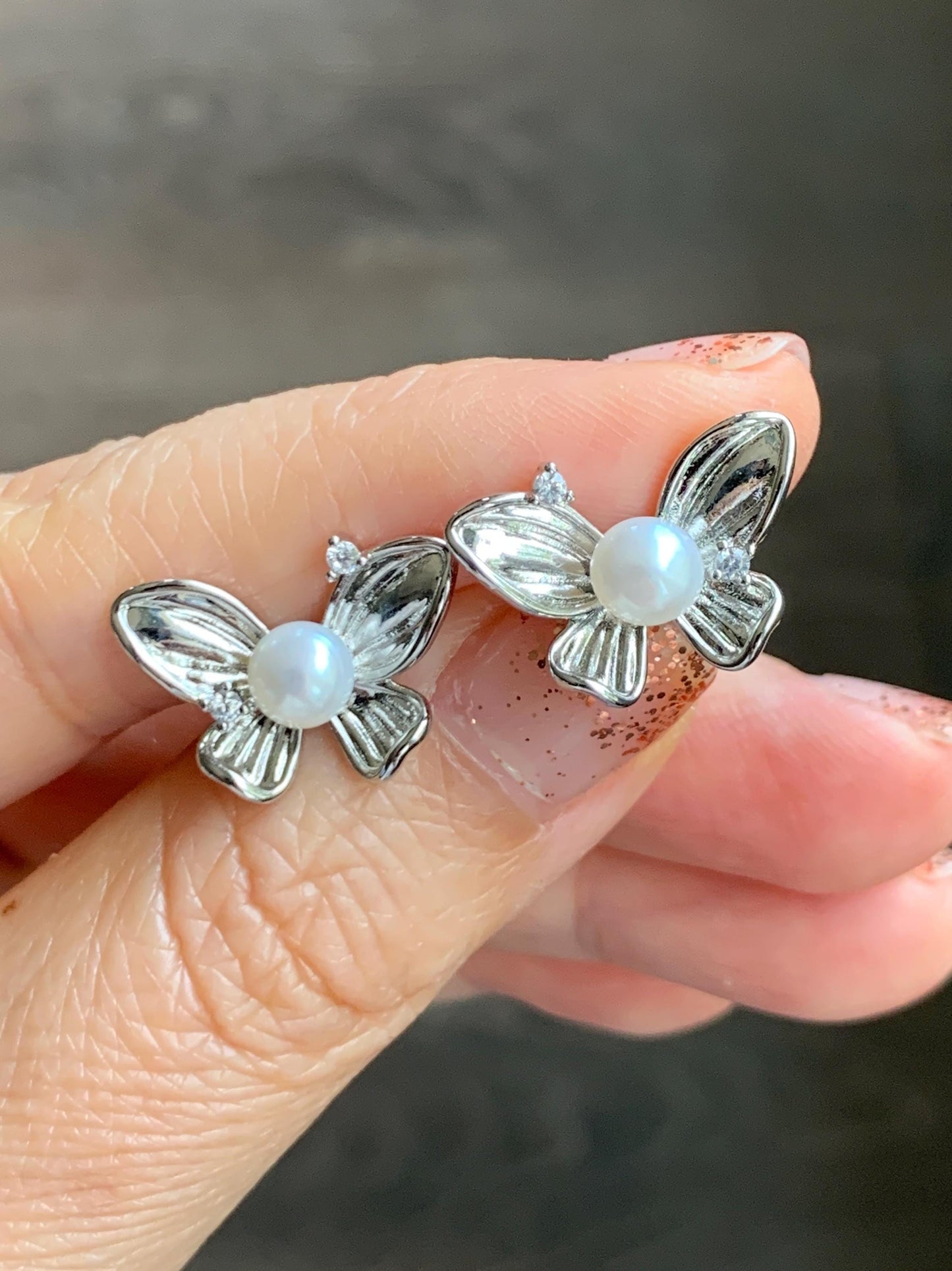 Natural Untreated Freshwater White Button Pearl Butterfly Stud Earrings Sterling Silver Posts 5.5mm 天然淡水白珍珠蝴蝶纯银针包金耳钉 C