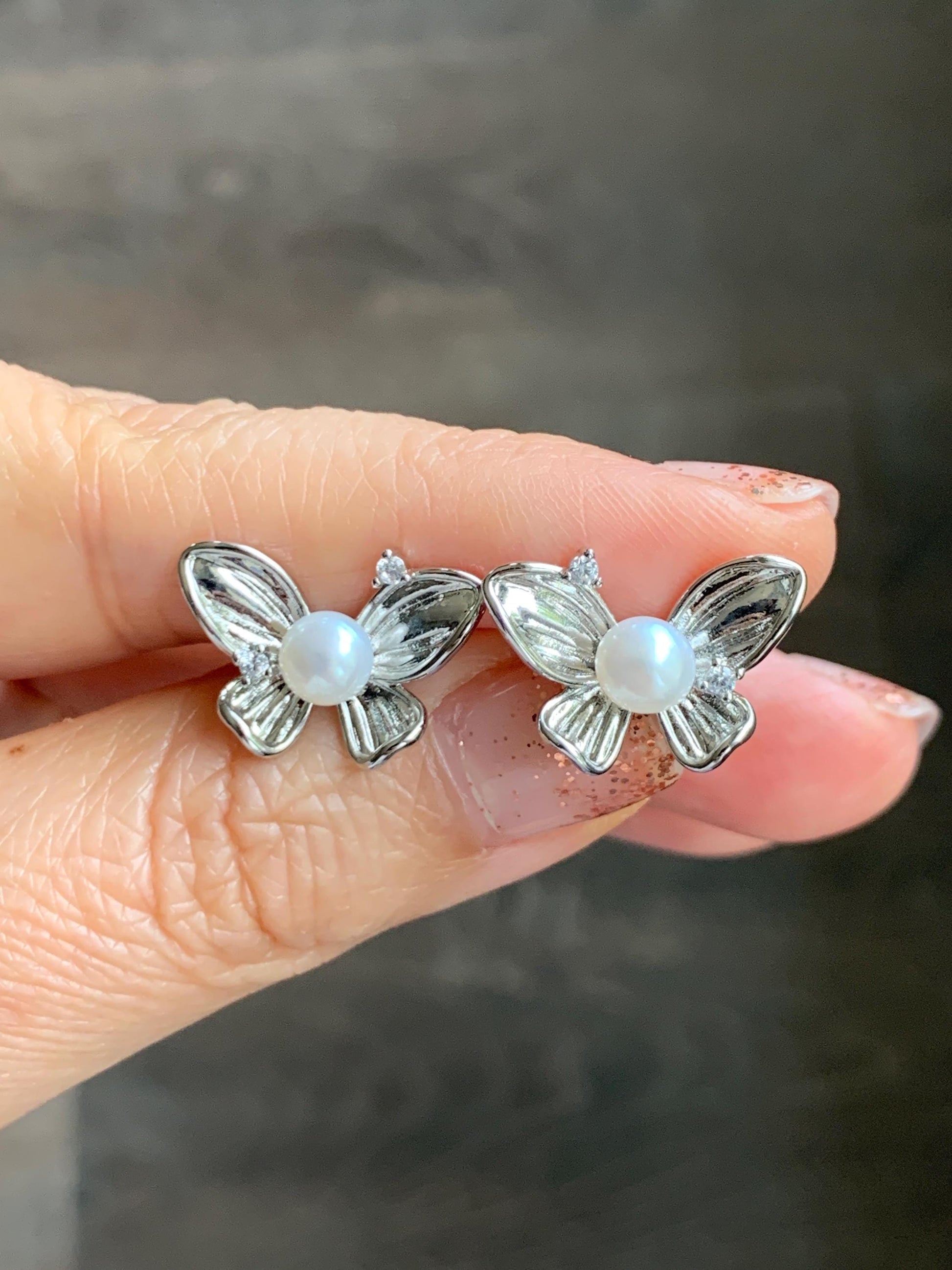 Natural Untreated Freshwater White Button Pearl Butterfly Stud Earrings Sterling Silver Posts 5.5mm 天然淡水白珍珠蝴蝶纯银针包金耳钉 C